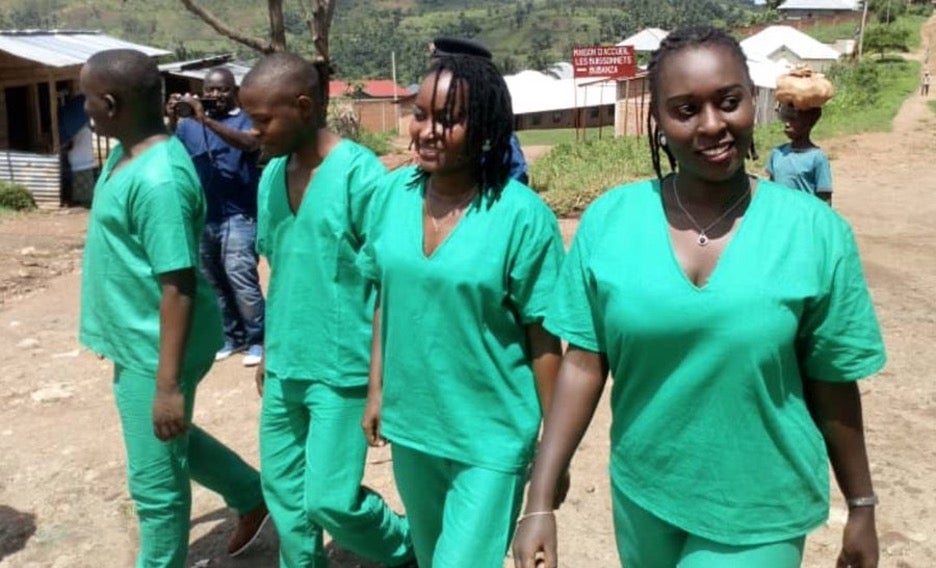 De gauche à droite : Térence Mpozenzi, Egide Harerimana, Agnès Ndirubusa et Christine Kamikazi en route pour leur audience au tribunal de Bubanza, dans l’ouest du Burundi, le 6 mai 2020.