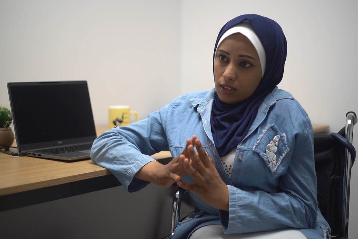 المدافعة الغزاوية عن حقوق الأشخاص ذوي الإعاقة عبير الحركلي تخاطب الأمم المتحدة في رسالة عبر الفيديو في الدورة الـ 14 لـ "مؤتمر الدول الأطراف في اتفاقية حقوق الأشخاص ذوي الإعاقة"، الأمم المتحدة، نيويورك، 17 يونيو/حزيران 2021.