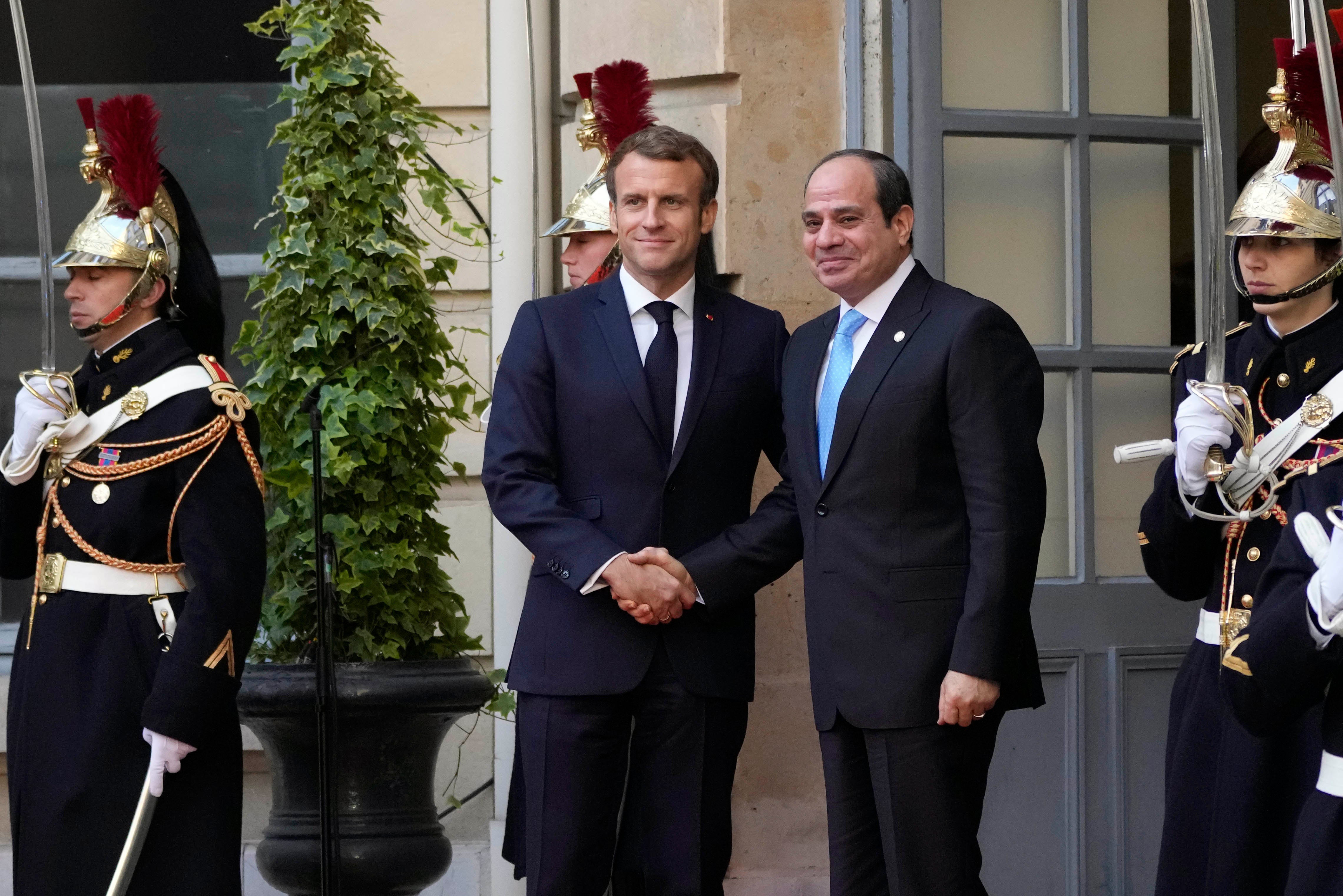 الرئيس الفرنسي إيمانويل ماكرون (يسار) يحيّي الرئيس المصري عبد الفتاح السيسي قبل مؤتمر مع قادة عالميين آخرين في باريس، فرنسا، 12 نوفمبر/تشرين الثاني 2021.
