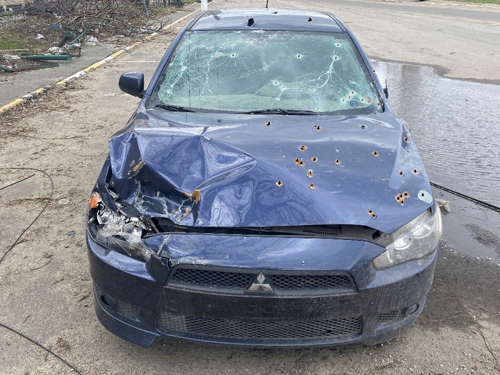 La voiture d’Oleksandr Maksymenko, également criblée de balles tirées par les forces russes à Hostomel, en Ukraine, le 28 février 2022. Ces tirs ont tué le jeune fils d’Oleksandr Maksymenko, Andrii, et le père de Maksym Maksymenko.