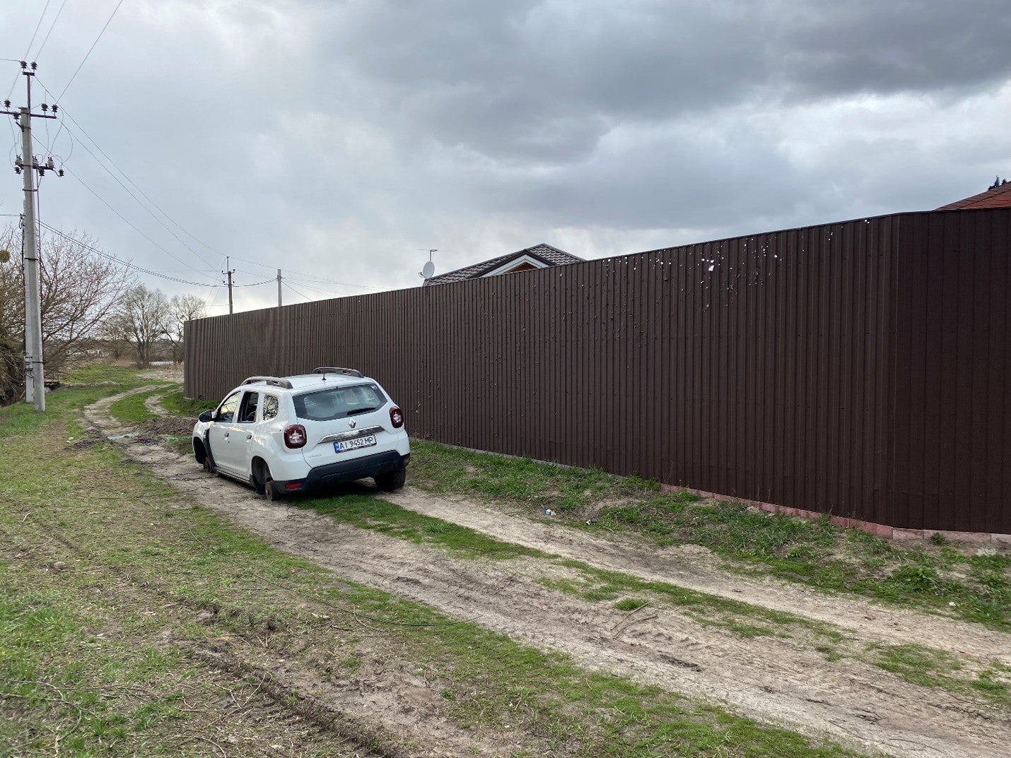 Les forces russes ont ouvert le feu sur ce véhicule civil à Hostomel, en Ukraine, le 3 mars 2022 ;  dans lequel se trouvait  Deux passagers - Yurii Prylypko, le maire de la ville, et Ivan Zaria - ont été tués. Photo prise en avril 2022.