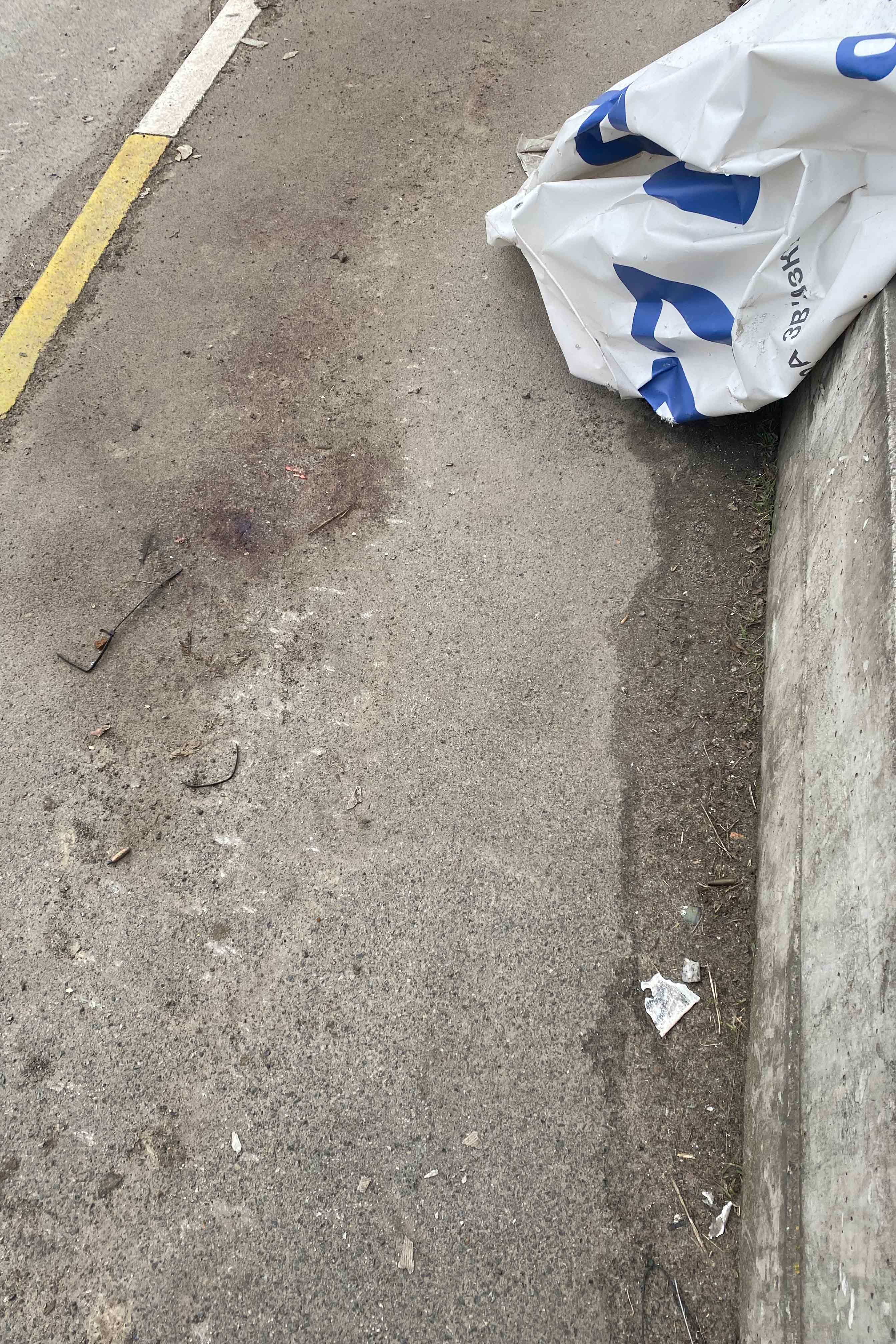 Большое пятно крови на углу улиц Яблунской и Вокзальной в Буче.