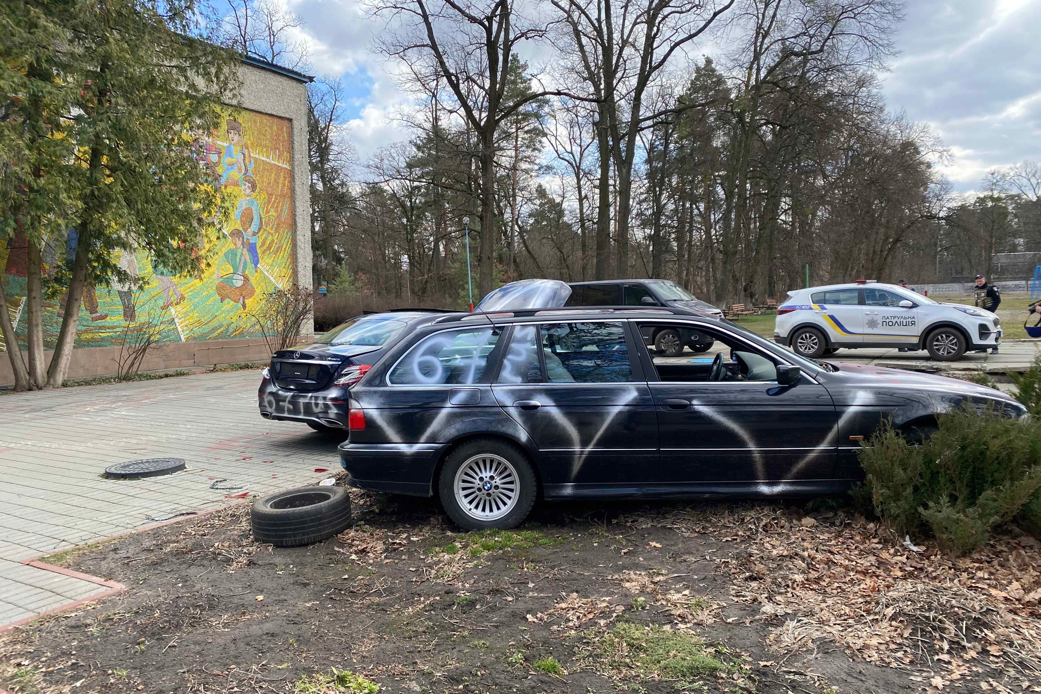 Частные автомобили, разрисованные буквой «V» в детском лагере