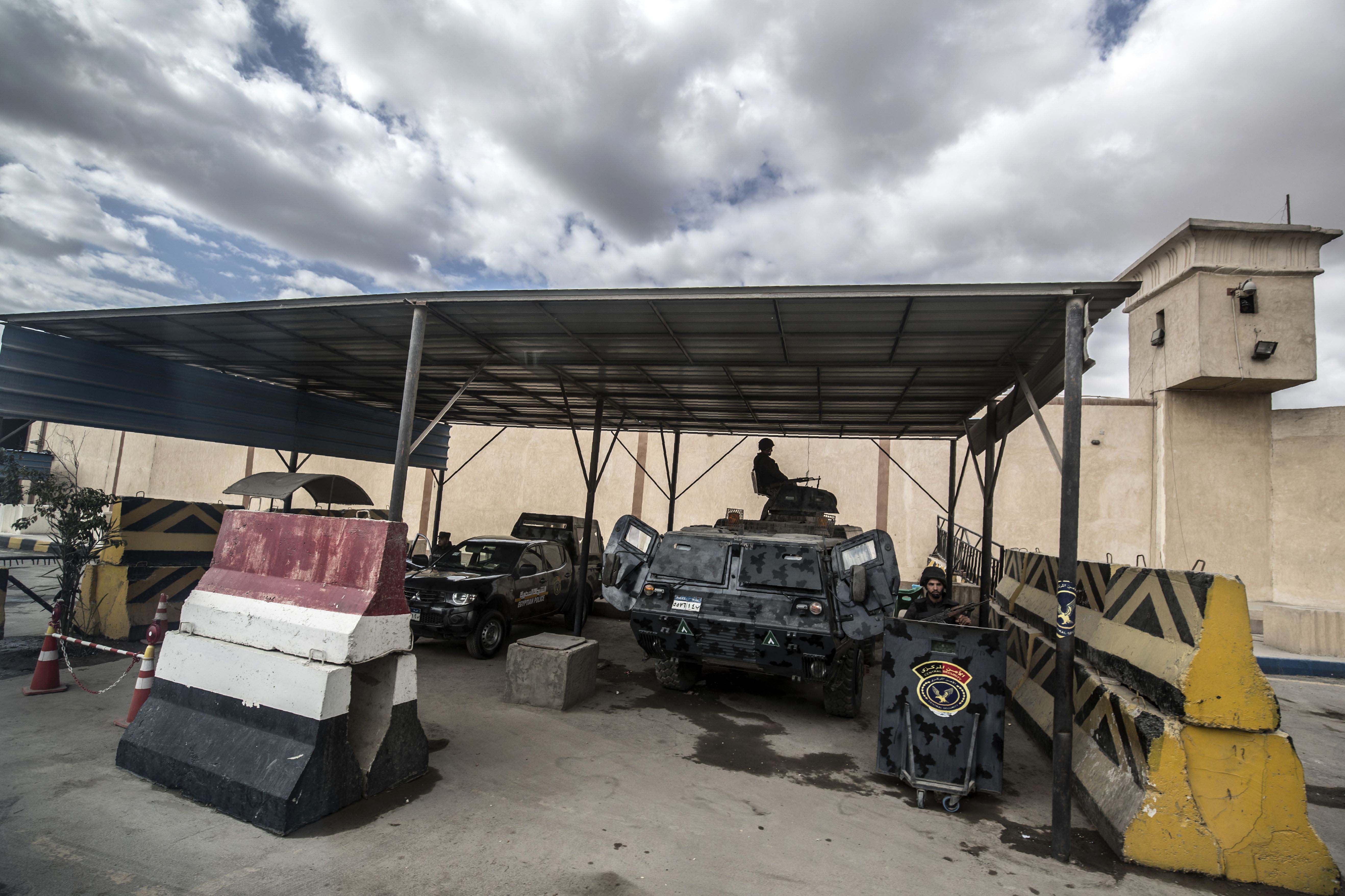 عناصر شرطة متمركزين أمام سجن طرة في ضواحي العاصمة المصرية القاهرة في 11 فبراير/شباط 2020. 