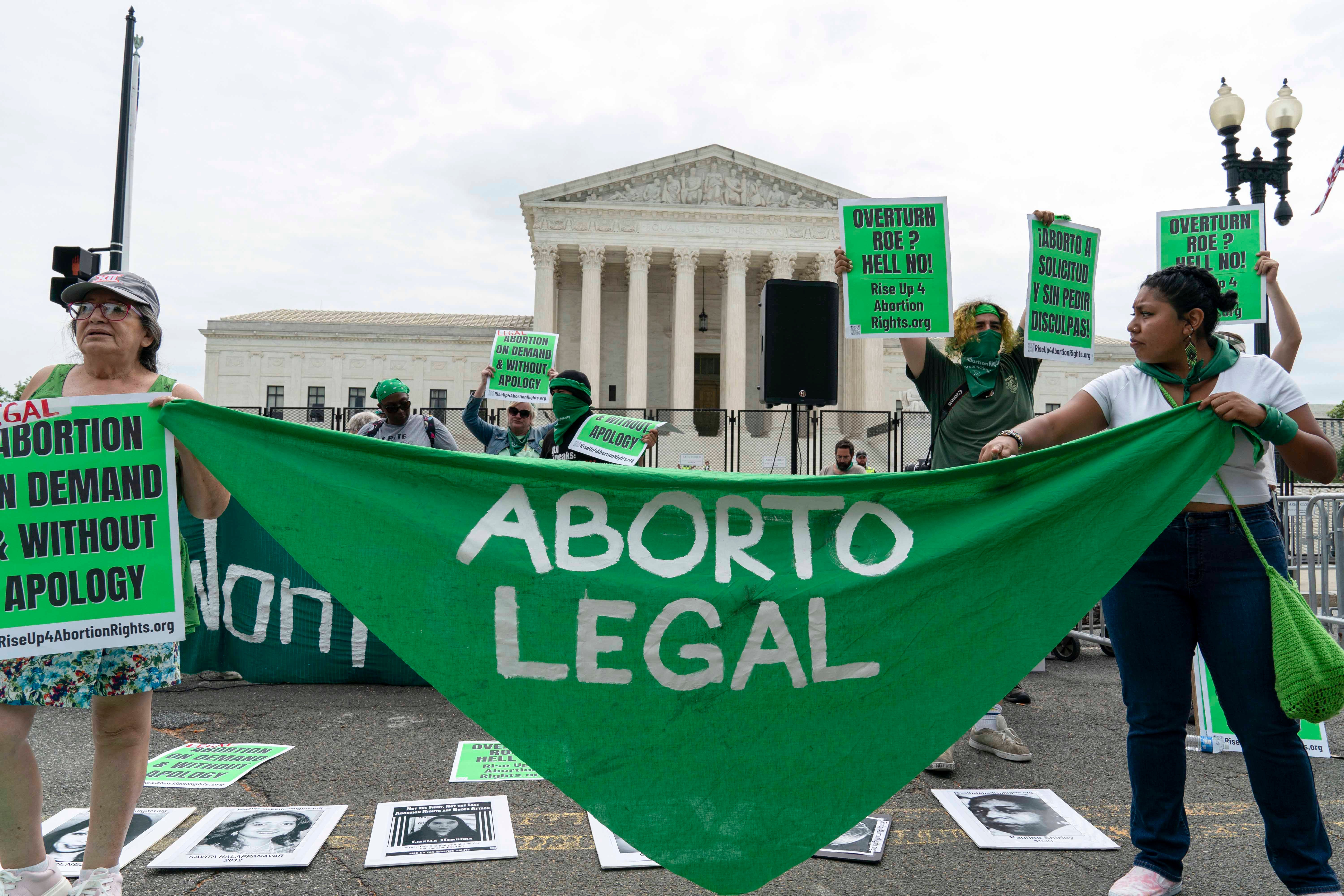 Activistas por el derecho al aborto protestan frente a la sede de la Corte Suprema de EE. UU. en Capitol Hill, Washington D.C., el martes 21 de junio de 2022.