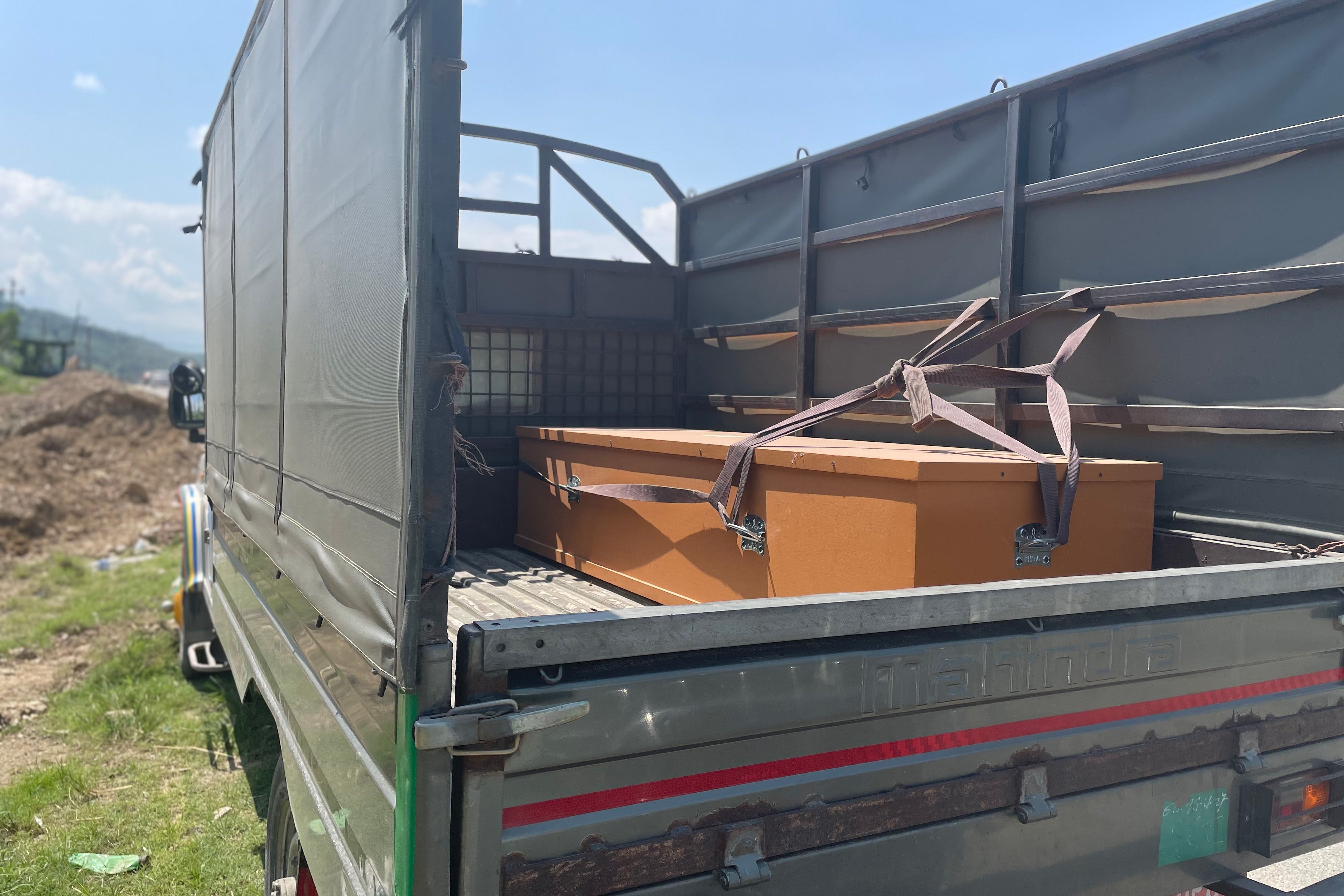 رفات عامل نيبالي مهاجر فقد حياته في قطر يتم إيصالها من المطار إلى عائلته في ريف النيبال. 