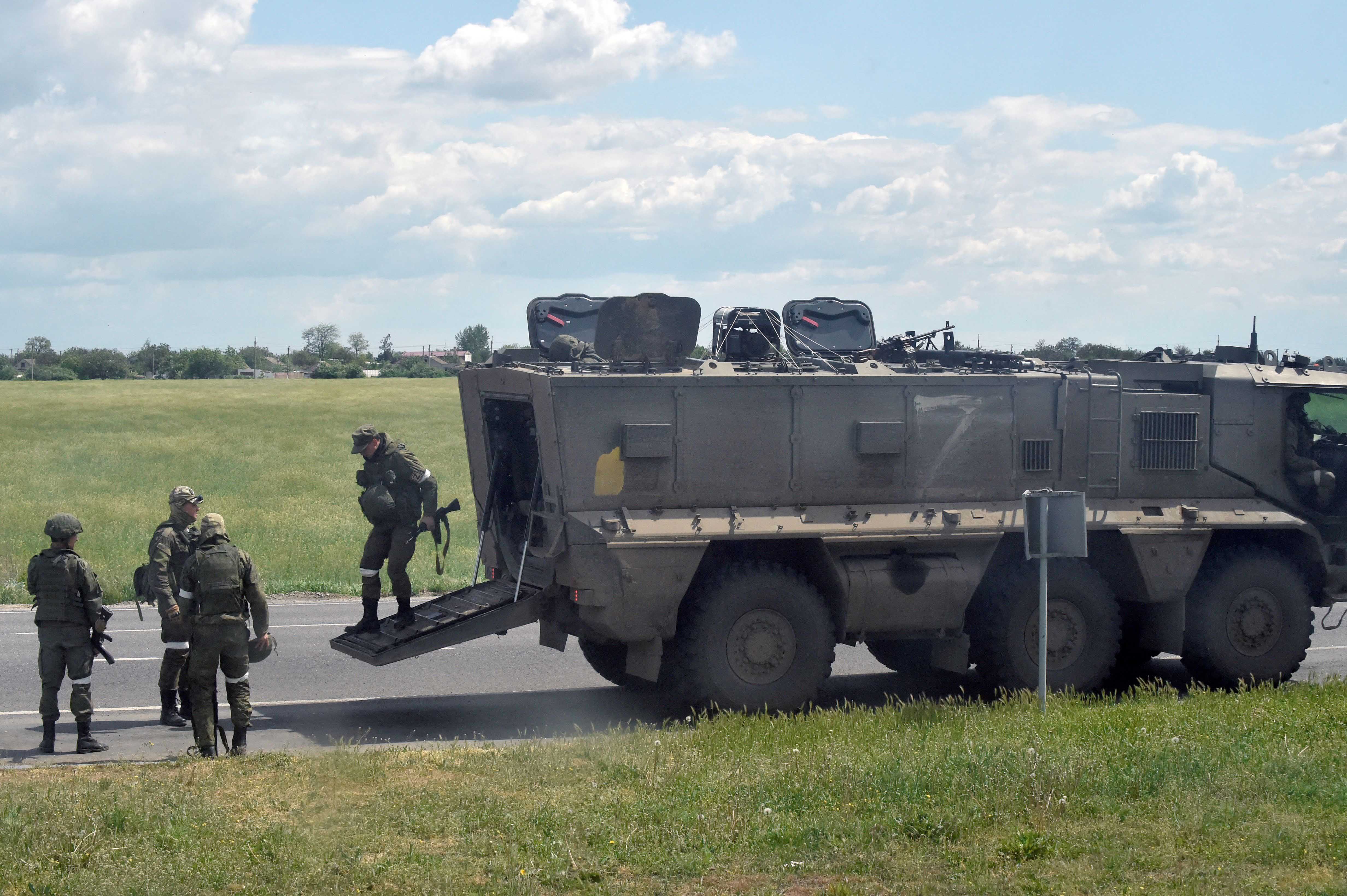 Russian servicemen on the roadside in Kherson region, Ukraine. © 2022 Olga Maltseva/AFP/Getty Images 