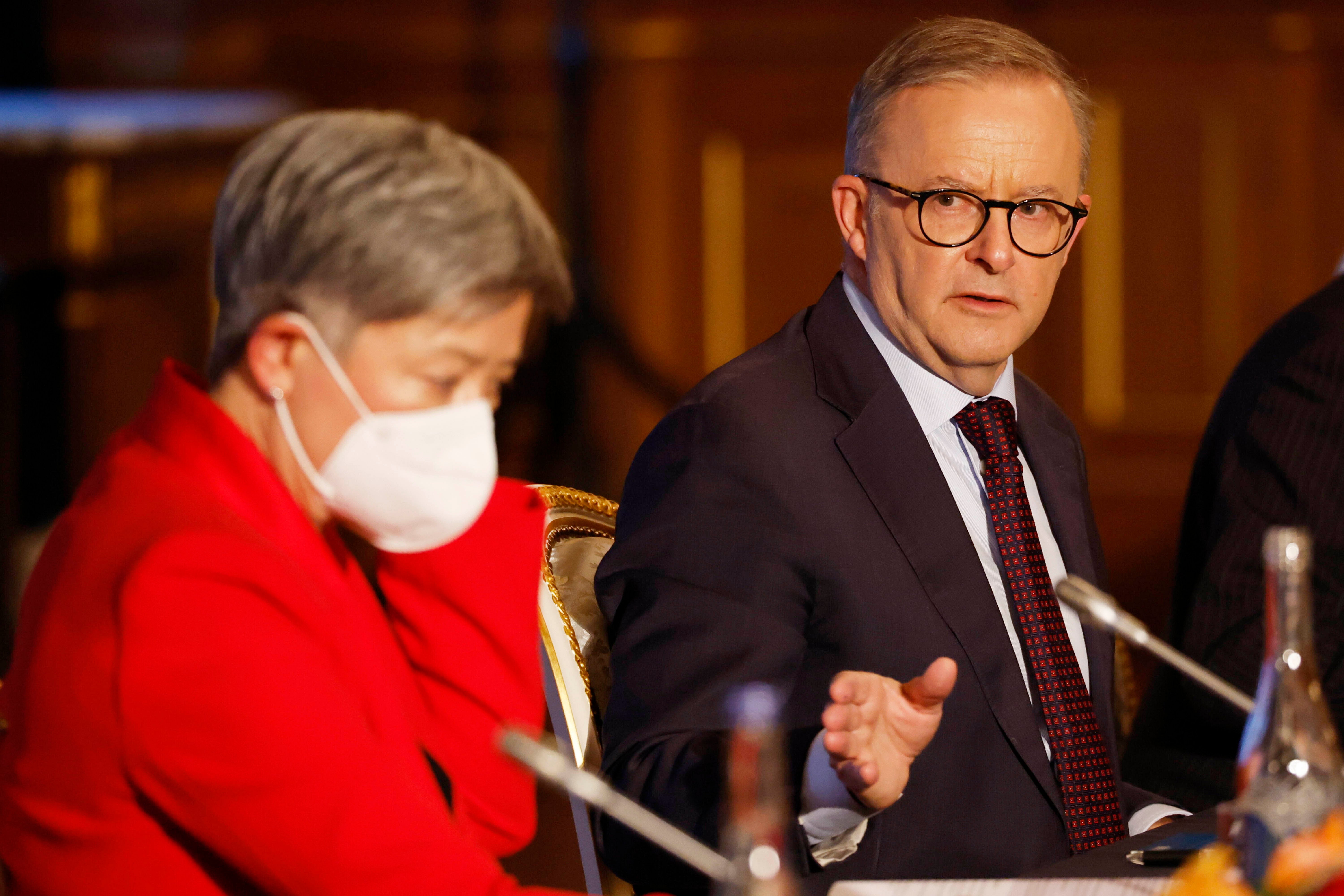 澳大利亚总理阿尔巴尼斯（右）和外交部长黄英贤出席美、日、印、澳四方安全对话（Quad）领导人峰会，东京，2022年5月24日。