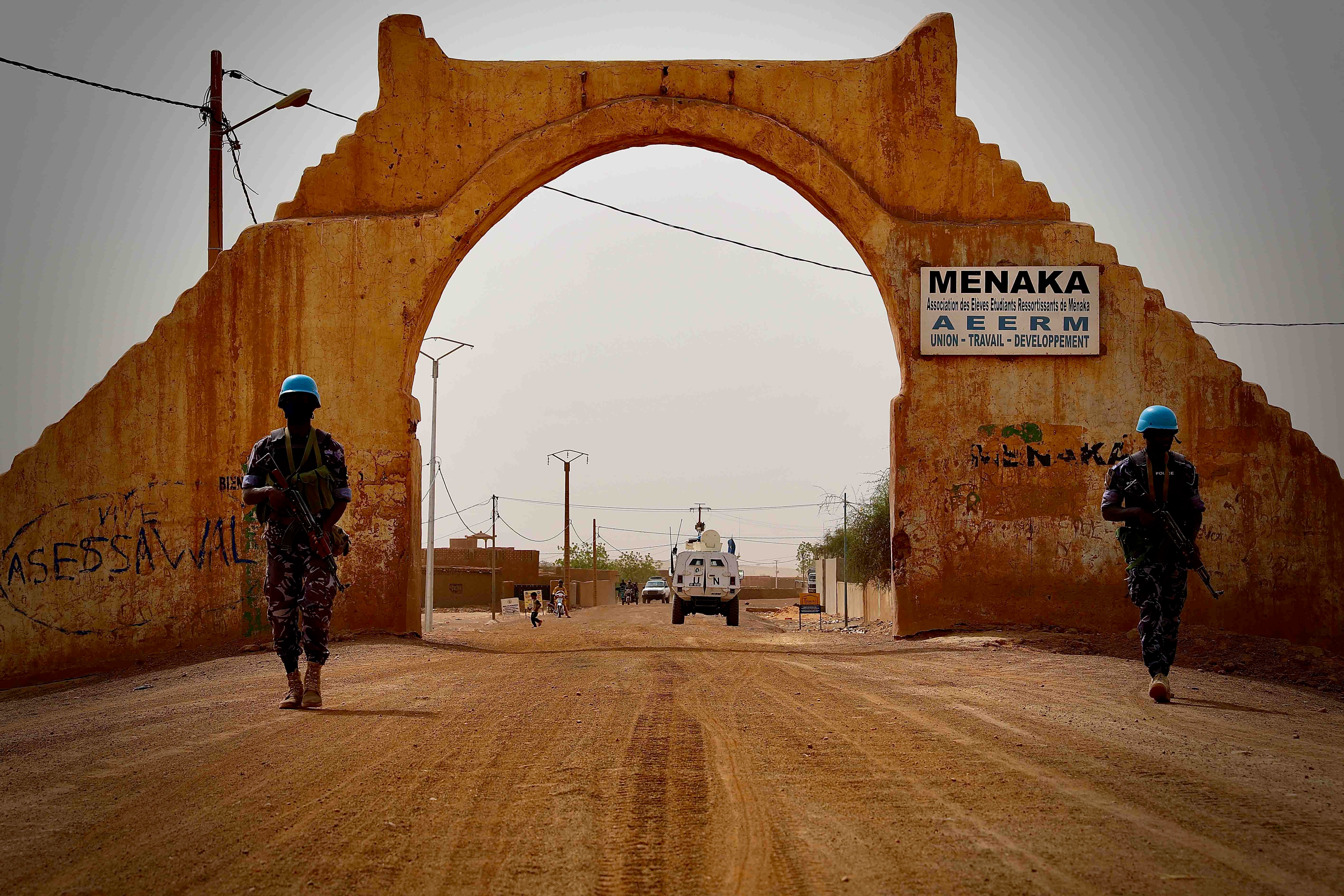 Des policiers de la Mission multidimensionnelle intégrée des Nations Unies pour la stabilisation au Mali (MINUSMA) patrouillaient dans la région de Ménaka, dans le nord-est du Mali, le 13 juin 2021. 