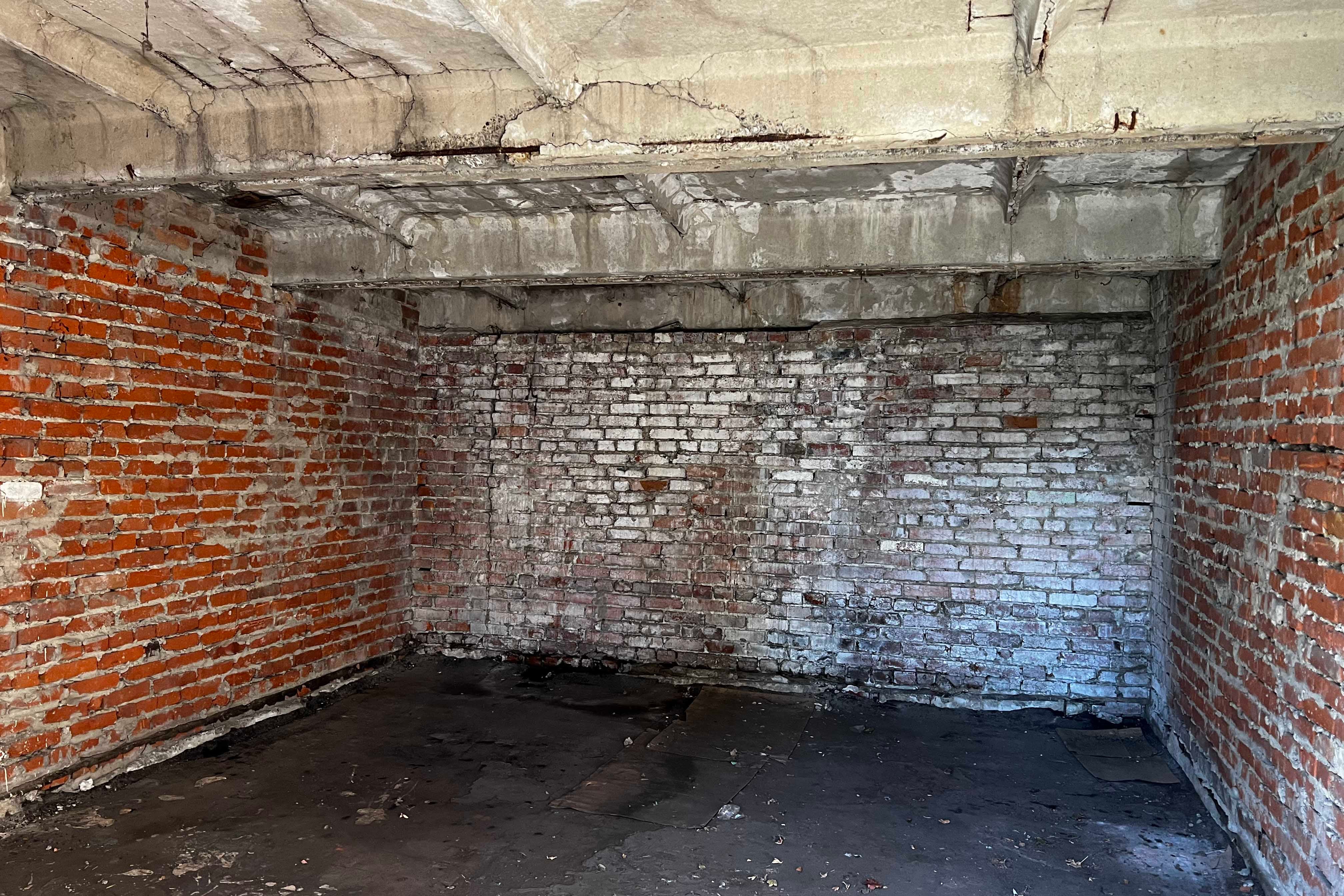 L’un des deux garages situés dans l’enceinte de la Polyclinique de la gare municipale à Izioum, en Ukraine, où les forces russes ont détenu plusieurs hommes. Photo prise le 22 septembre 2022.