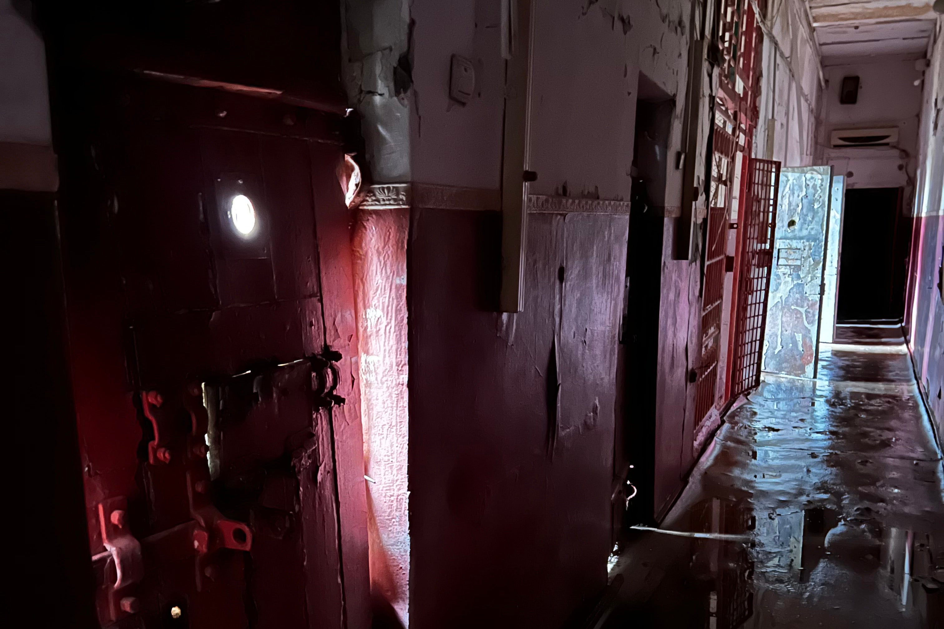 Ein Flur mit Zellen in der Zentralen Polizeistation von Izium, in der russische Streitkräfte Menschen festhielten, 23. September 2022