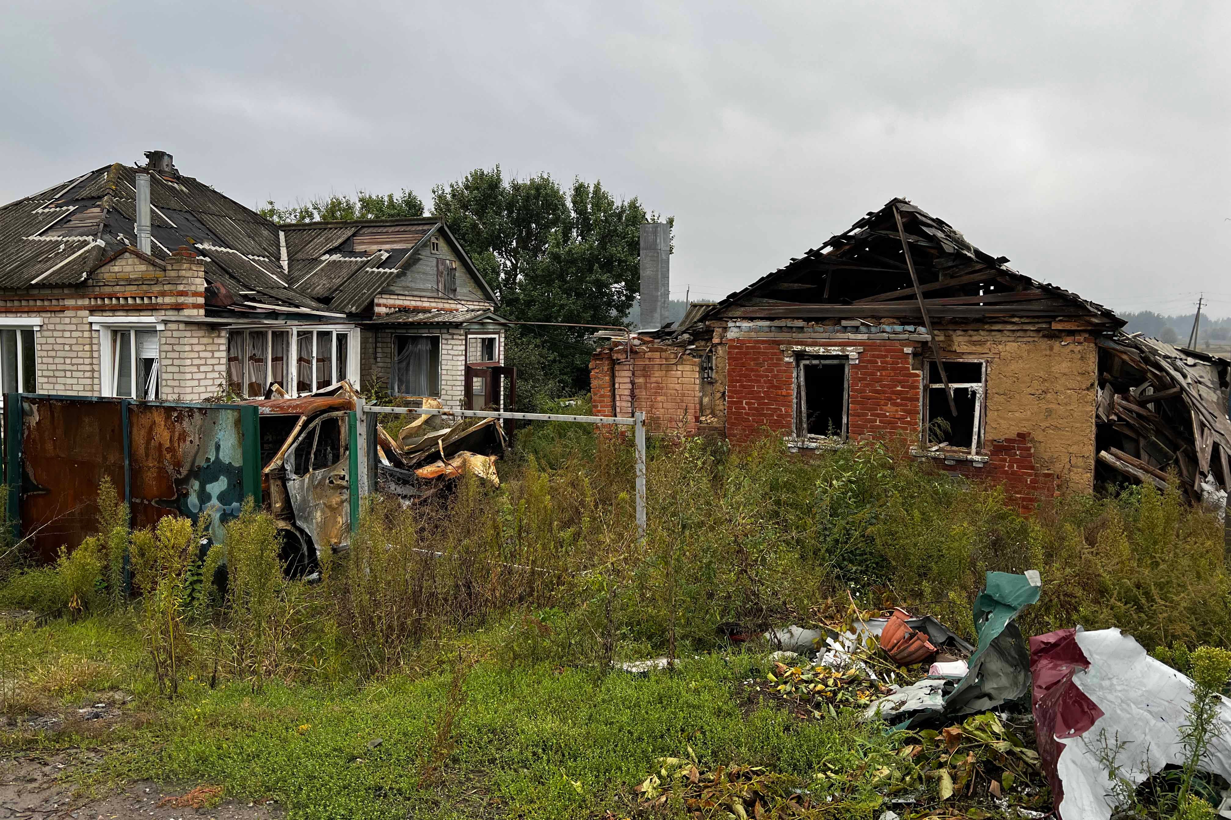 Des forces affiliées à la Russie ont détenu et torturé des hommes dans une cave située derrière ces maisons qu'elles occupaient en mars et avril 2022 dans le village de Kapytolivka (région de Kharkiv), dans le nord-est de l’Ukraine. Photo prise le 28 septembre 2022. 