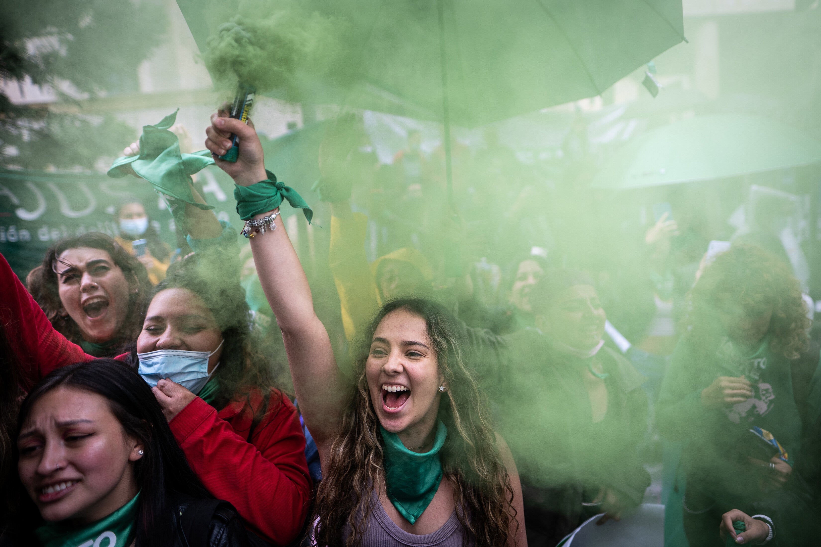 Сторонники права на аборт у здания Конституционного суда Колумбии после объявления решения о декриминализации абортов при любых обстоятельствах до 24-й недели беременности. Богота, 21 февраля 2022 г.