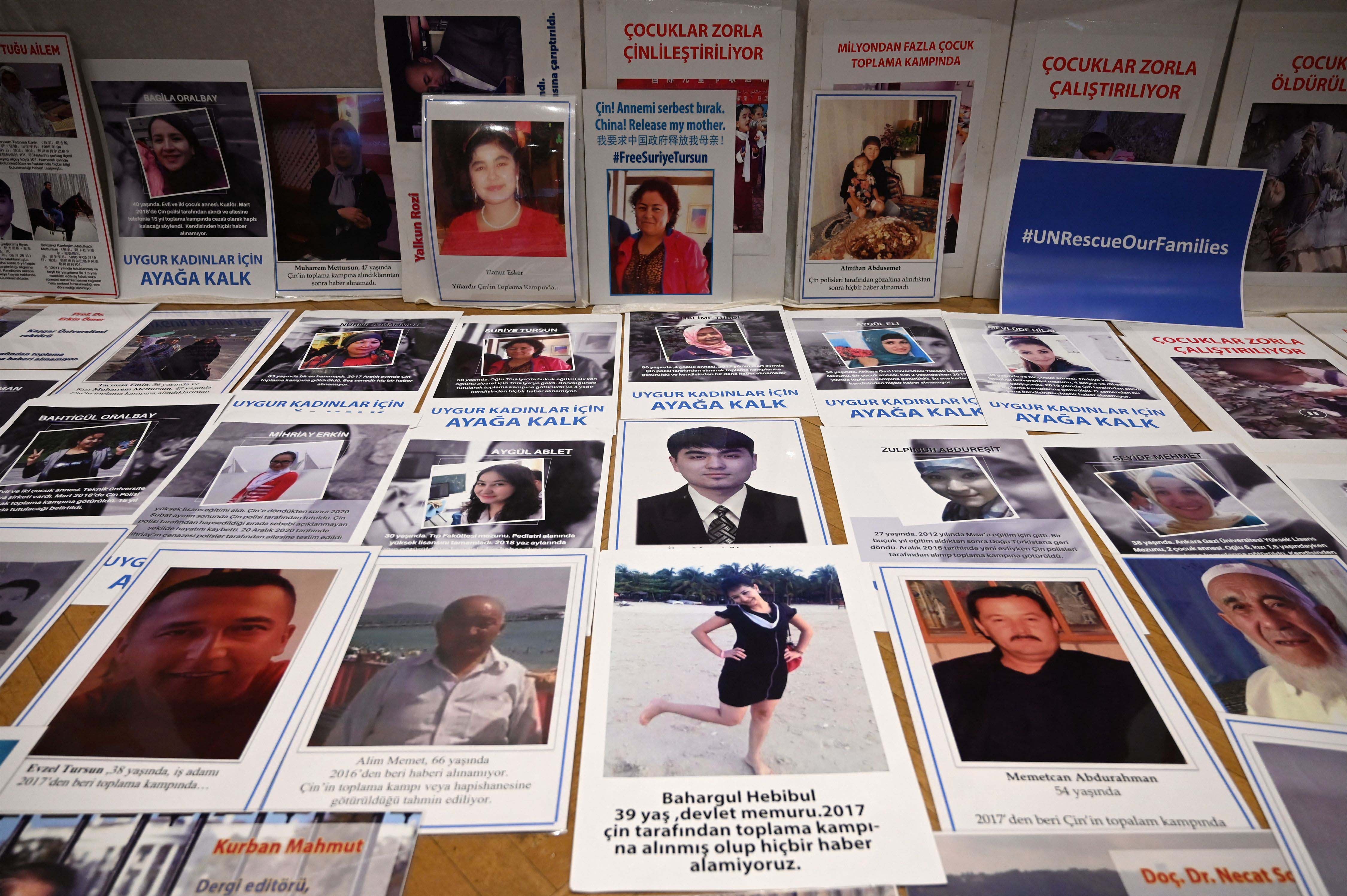 维吾尔穆斯林少数民族人士手持在中国被捕亲人的照片出席记者会，土耳其伊斯坦布尔，2022年5月10日。土耳其维吾尔社群要求联合国人权事务高级专员巴切莱特调查所谓的再教育营。