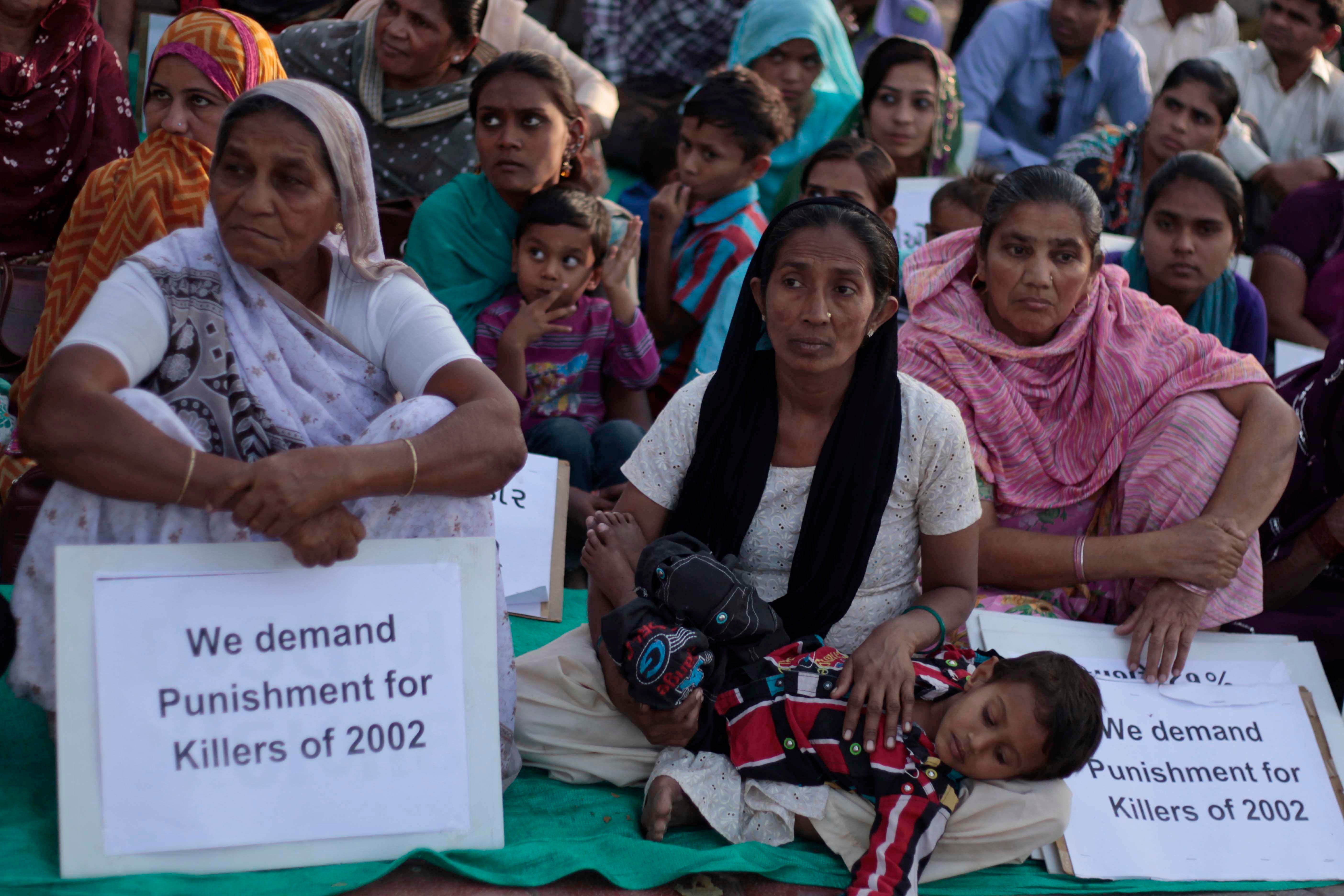 गुजरात के 2002 के मुस्लिम-विरोधी दंगों, जिसमें 1,000 से अधिक लोग मारे गए थे, की बरसी पर अहमदाबाद में विरोध प्रदर्शन करते दंगा पीड़ित, भारत, 28 फरवरी, 2014 