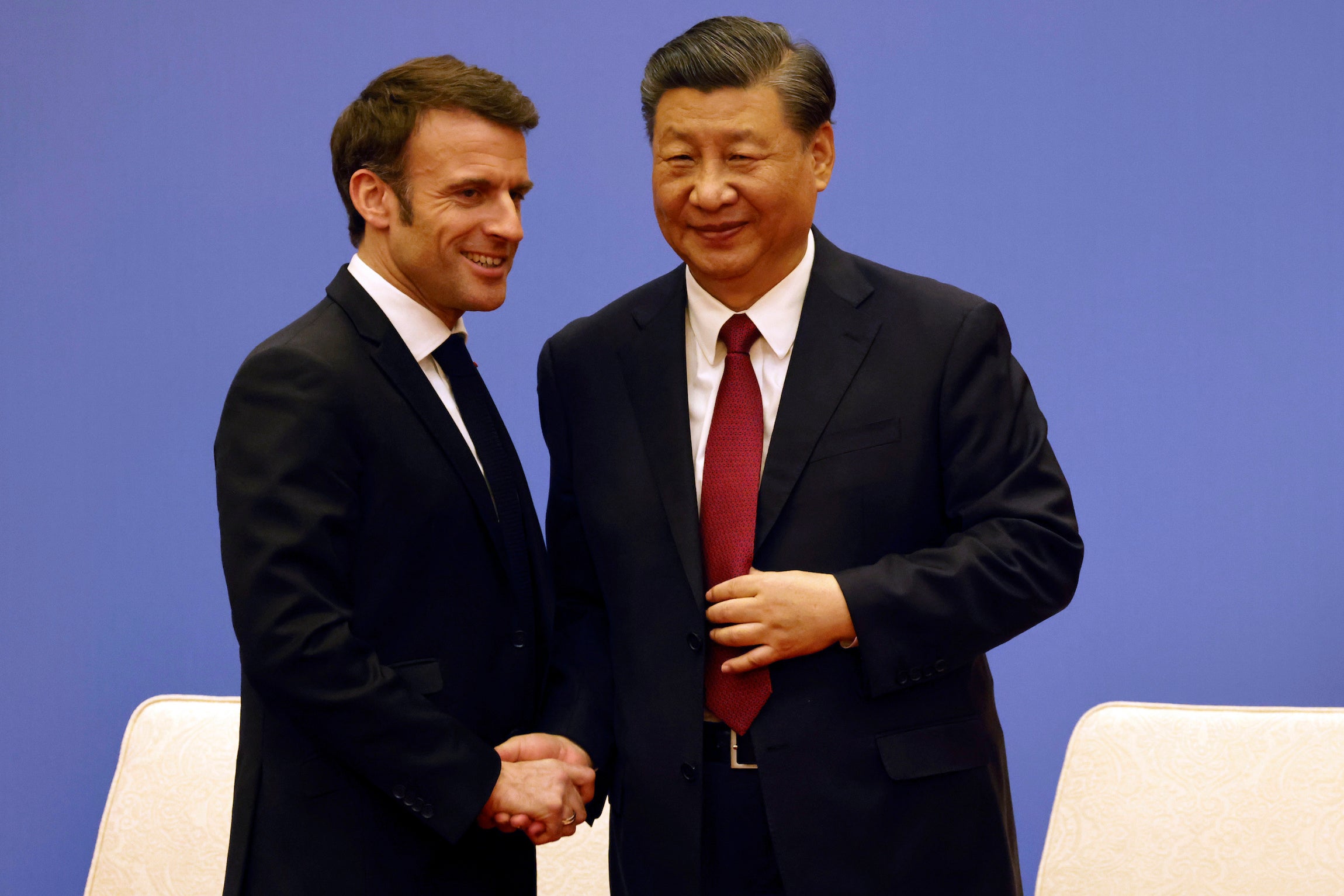 French President Emmanuel Macron and Chinese President Xi Jinping take part in a business council meeting in Beijing, April 6, 2023.