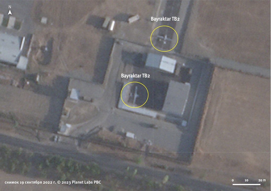 Спутниковый снимок БПЛА Bayraktar TB-2 на кыргызстанской авиабазе Раззаков (Исфана) 19 сентября 2022 г., через три дня после удара беспилотника по таджикистанскому селению Овчикалача. © 2023 Planet Labs PBC