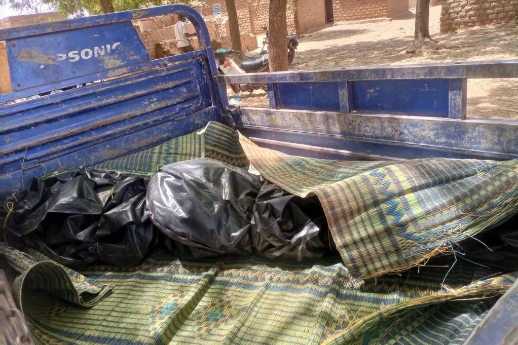 Le corps d'un homme tué le 20 avril 2023 à Karma (province du Yatenga) au Burkina Faso, par des hommes qui semblaient être des soldats burkinabè, est amené sur le site d'une fosse commune pour y être enterré. 