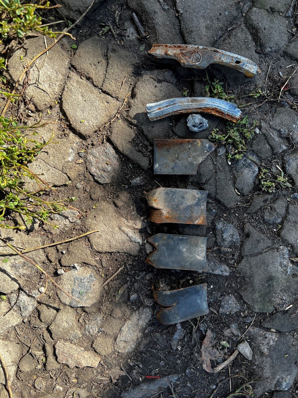 Фрагменти осколкових боєприпасів 9Н210 або 9Н235, зібрані членами однієї родини у їхньому садку та будинку на лівому березі Сіверського Донця, коли ця територія перебувала під окупацією російських військ у 2022 році.  