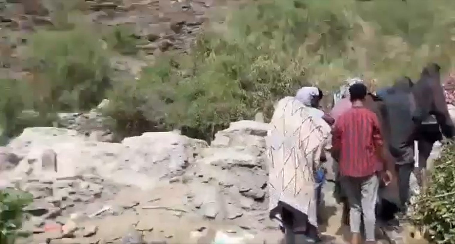 ظهر فيديو نُشر على "فيسبوك" في 16 مايو/أيار 2022 وحددت هيومن رايتس ووتش موقعه الجغرافي مهاجرين يمرون قرب قبور إسمنتية أثناء مراسم دفن في أكبر موقع دفن في مخيم الرقو للمهاجرين.