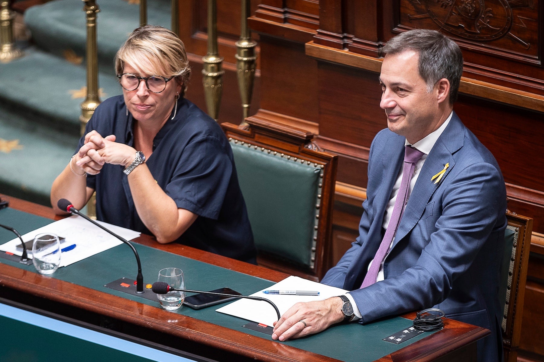 La ministre de la Coopération au développement et de la Politique des métropoles Caroline Gennez et le Premier ministre Alexander De Croo lors d'une séance plénière de la Chambre au Parlement fédéral à Bruxelles le jeudi 19 octobre 2023.