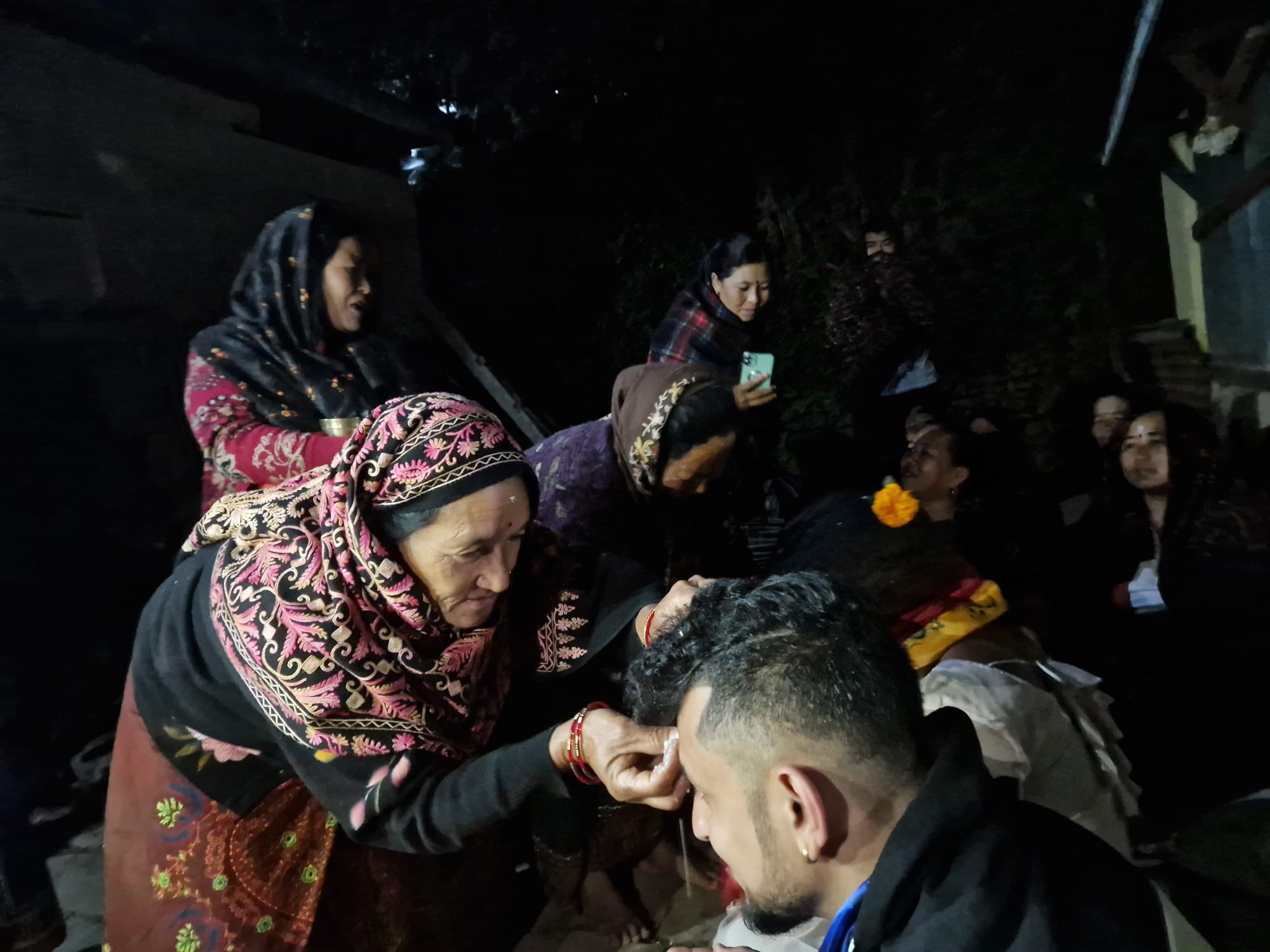 Upacara pernikahan Maya Gurung dan Surendra Pandey digelar di rumah mempelai perempuan, di Kecamatan Lamjung, Nepal, 29 November 2023