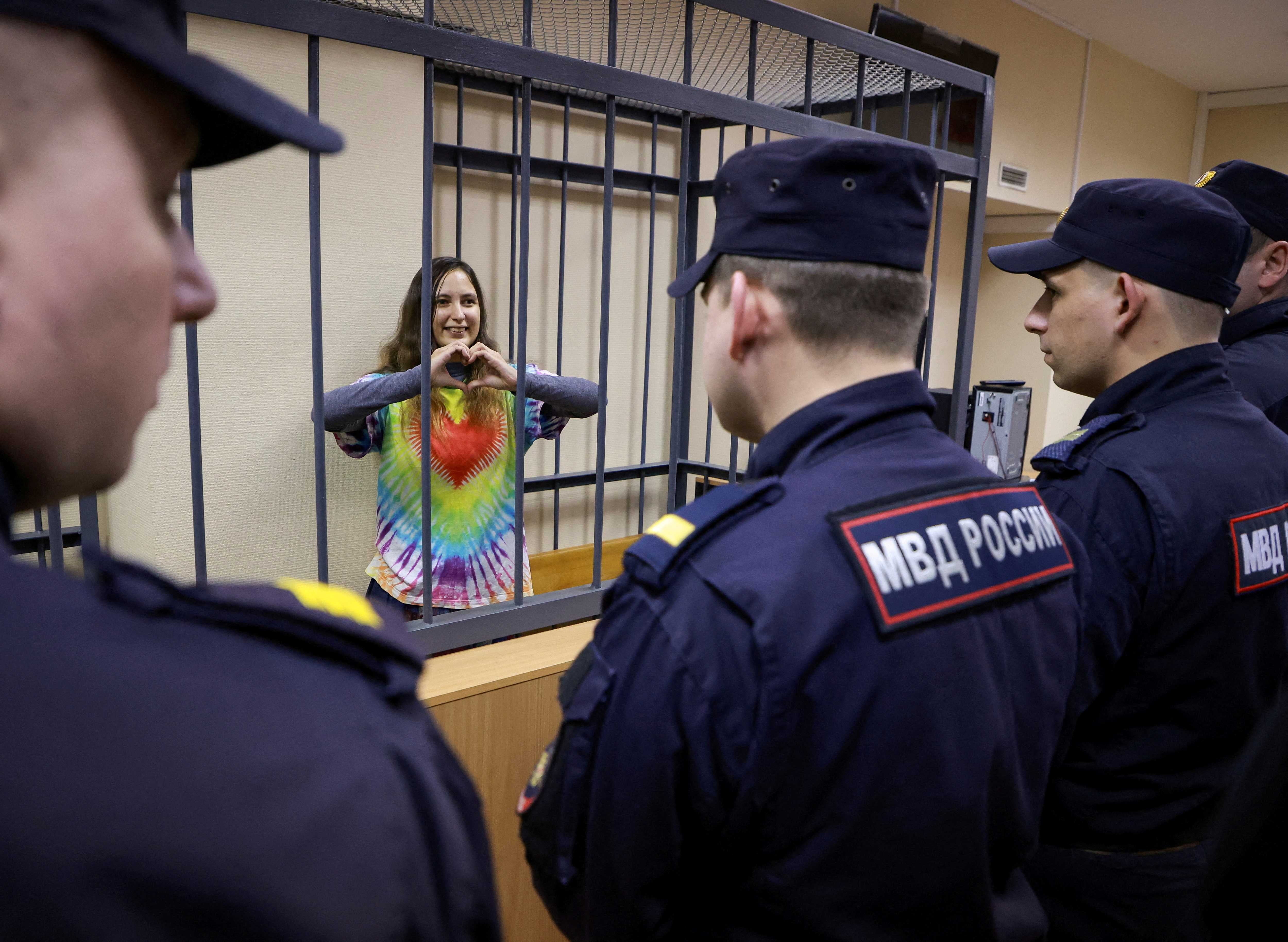 Aleksandra (Sasha) Skochilenko, une artiste et musicienne russe âgée de 33 ans, joignait ses mains pour former le symbole d’un cœur, lors d'une audience au tribunal de Saint-Pétersbourg, en Russie, le 16 novembre 2023. Elle était accusée de diffusion de fausses informations sur l'armée, après avoir remplacé des étiquettes de prix dans un supermarché, par des slogans protestant contre la guerre russe en Ukraine.