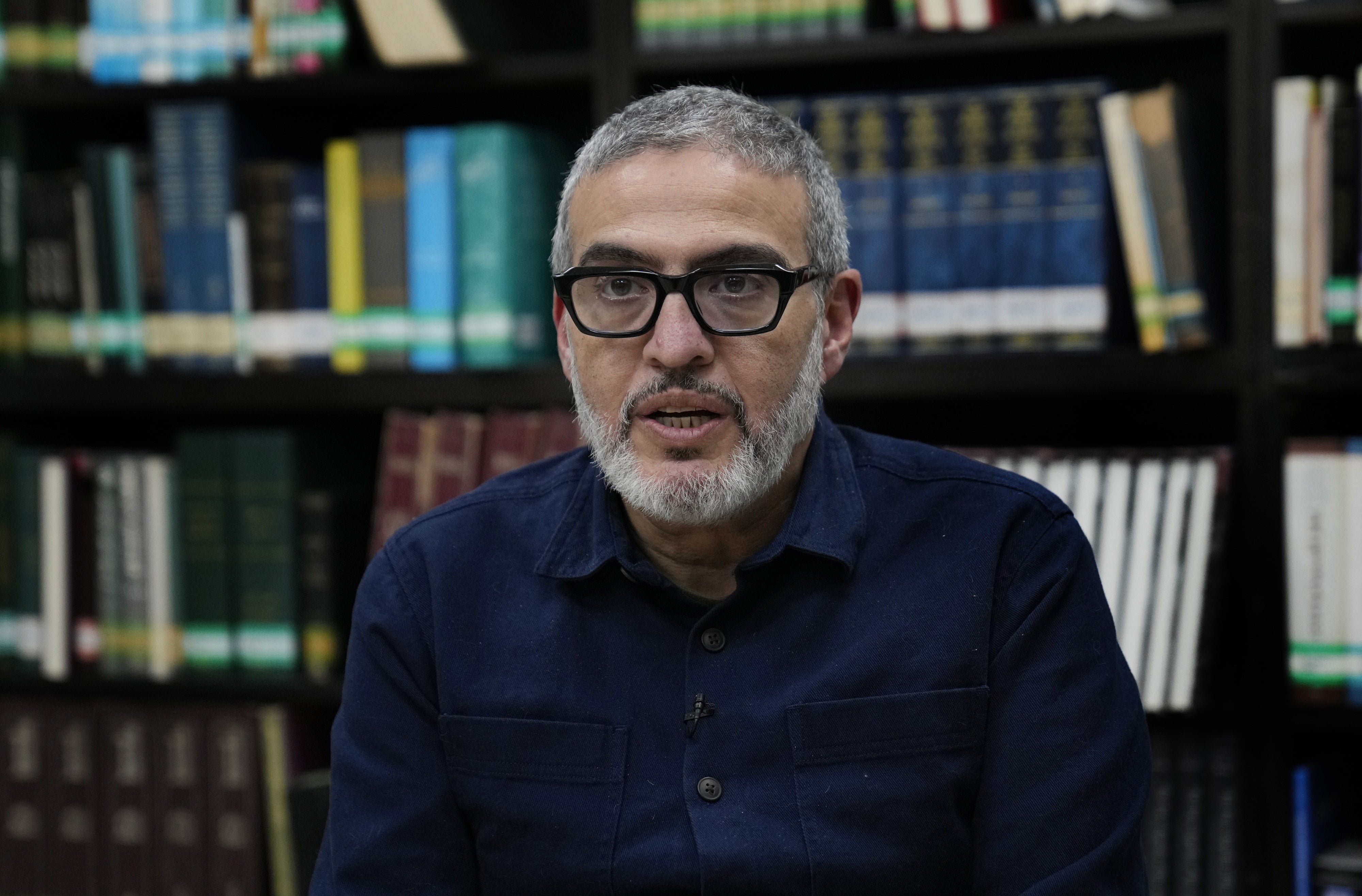 Le docteur Ghassan Abu Sittah, un chirurgien esthétique palestino-britannique spécialisé dans la médecine de guerre, lors d'un entretien avec l'agence Associated Press à l'Institut d'études palestiniennes à Beyrouth, au Liban, le 9 décembre 2023. 