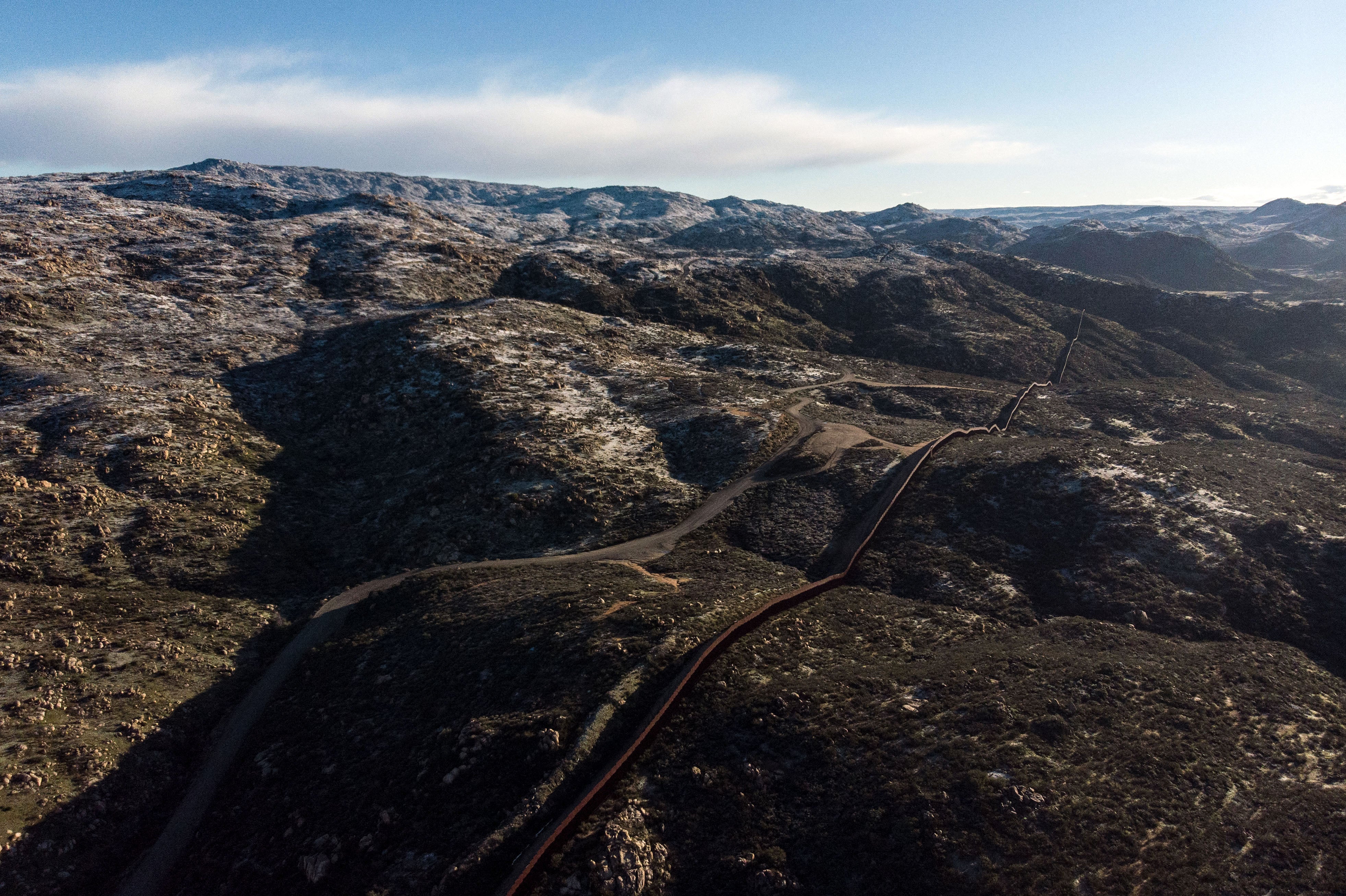 Vista aérea del muro fronterizo entre México y Estados Unidos en las afueras de Tecate, estado de Baja California, México, el 22 de febrero de 2019. 