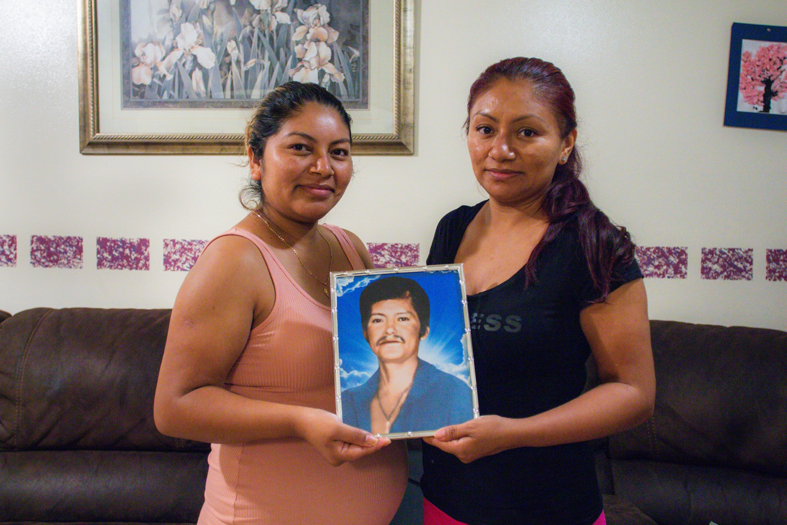 Las hermanas Bernal comparten una foto de su padre Gualberto Bernal, Los Ángeles, California, 2021. 