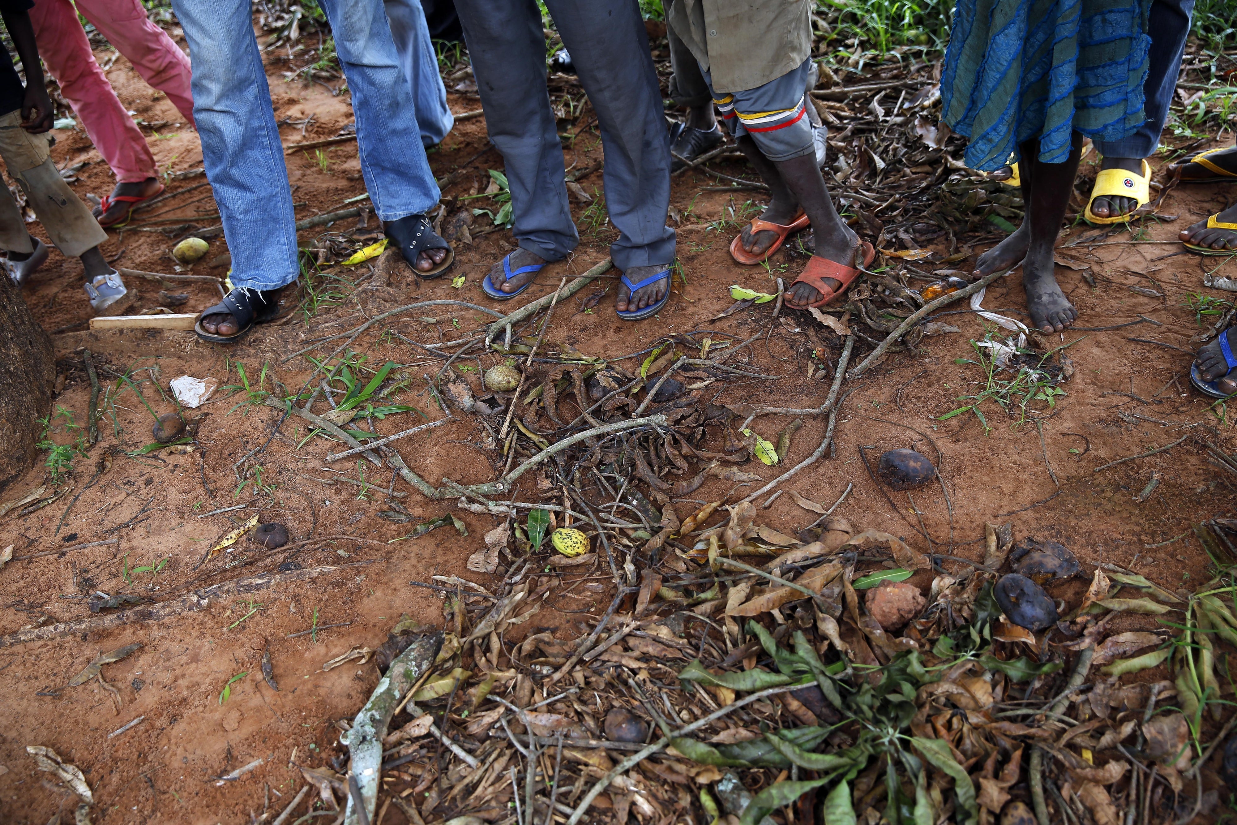  People stand by a Muslim store that was looted by anti-balaka fighters in Guen, Central African Republic, April 15, 2014. 