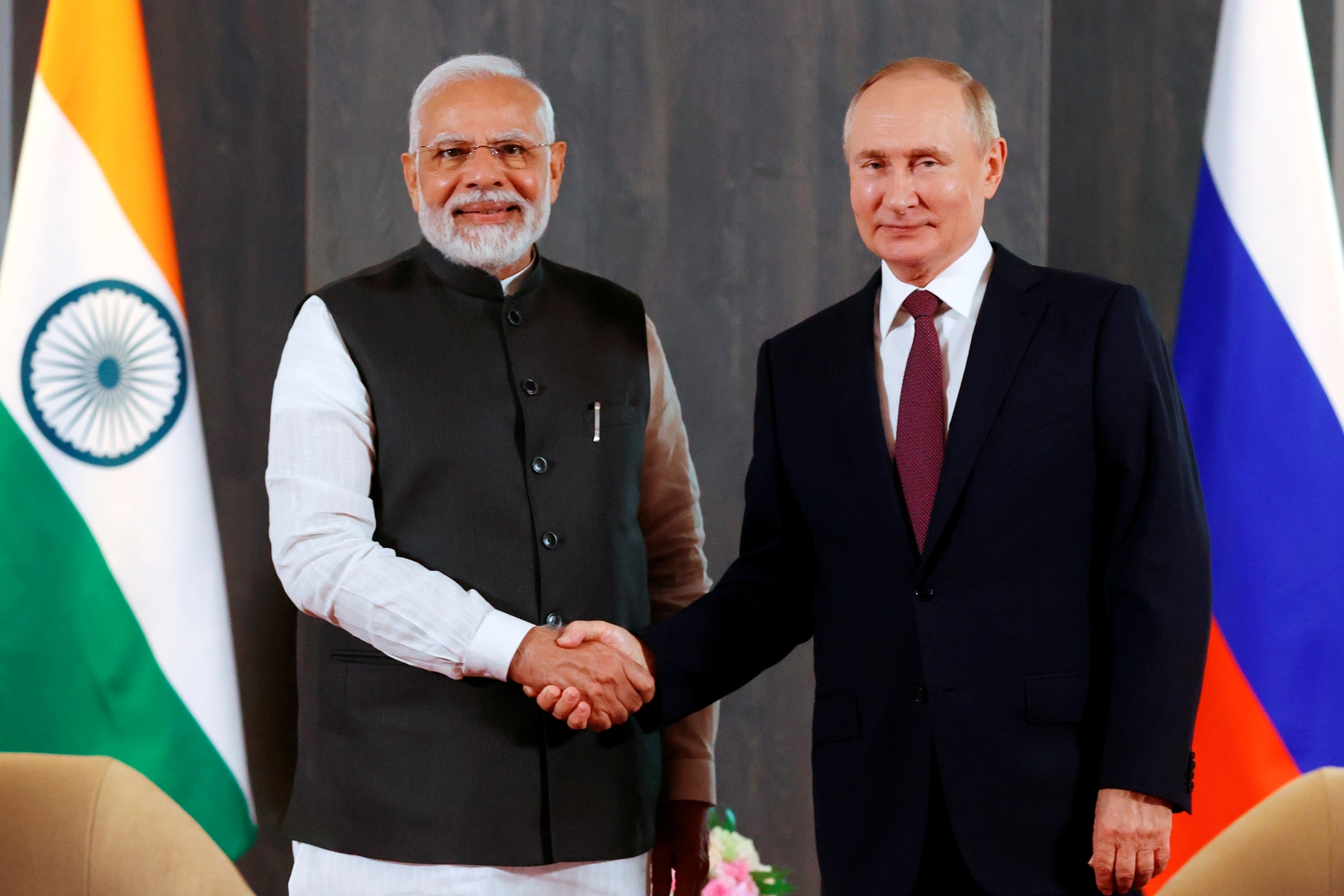 Der russische Präsident Wladimir Putin, rechts, und der indische Premierminister Narendra Modi posieren vor ihren Gesprächen am Rande des Gipfeltreffens der Shanghaier Organisation für Zusammenarbeit (SOZ) in Samarkand, Usbekistan, am 16. September 2022.