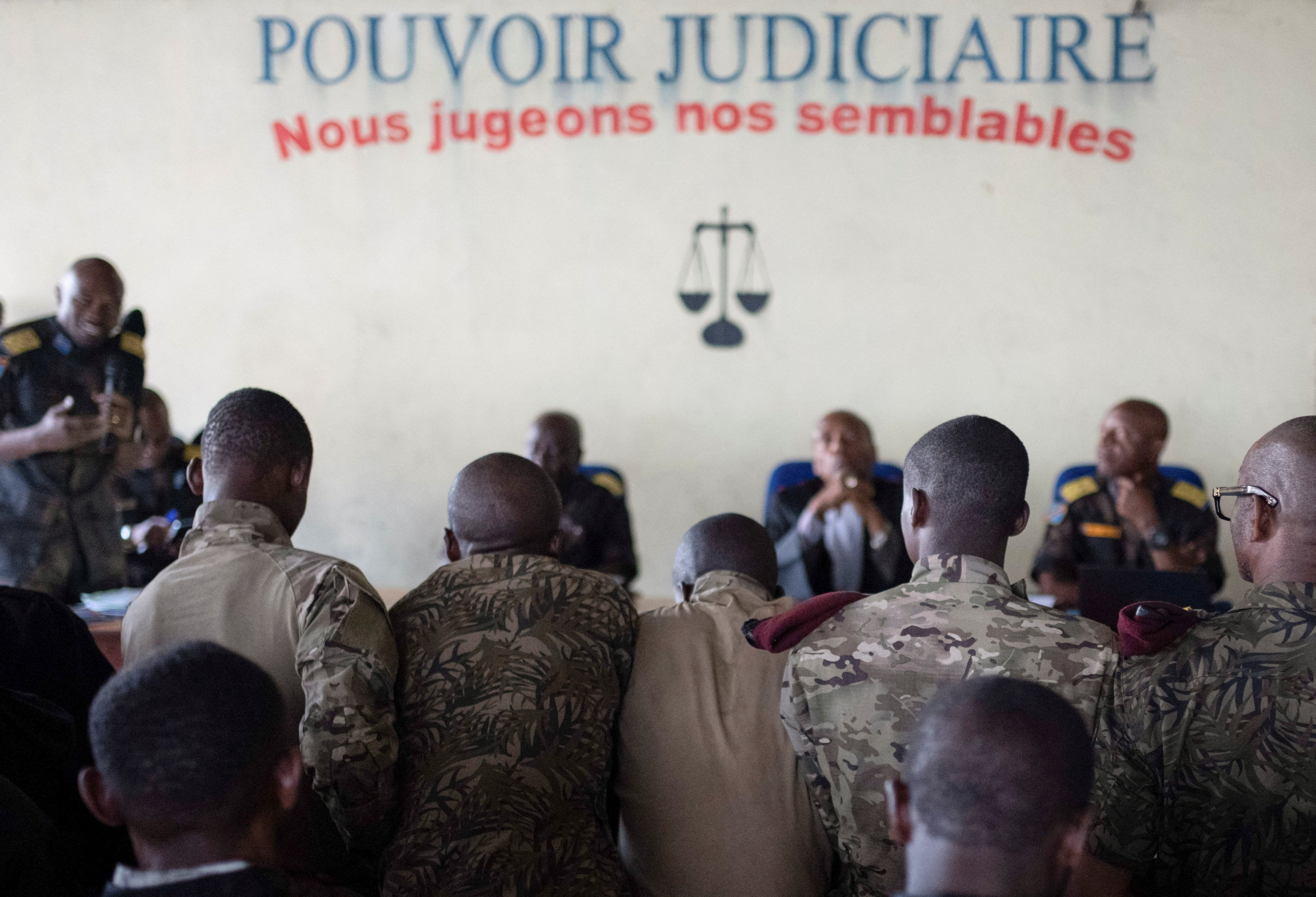 Des membres du personnel militaire congolais en procès pour le meurtre de 57 civils lors d'une manifestation contre la présence de la MONUSCO, la Mission des Nations Unies pour la stabilisation en République démocratique du Congo, à Goma, dans la province du Nord-Kivu, en République démocratique du Congo, le 7 septembre 2023.
