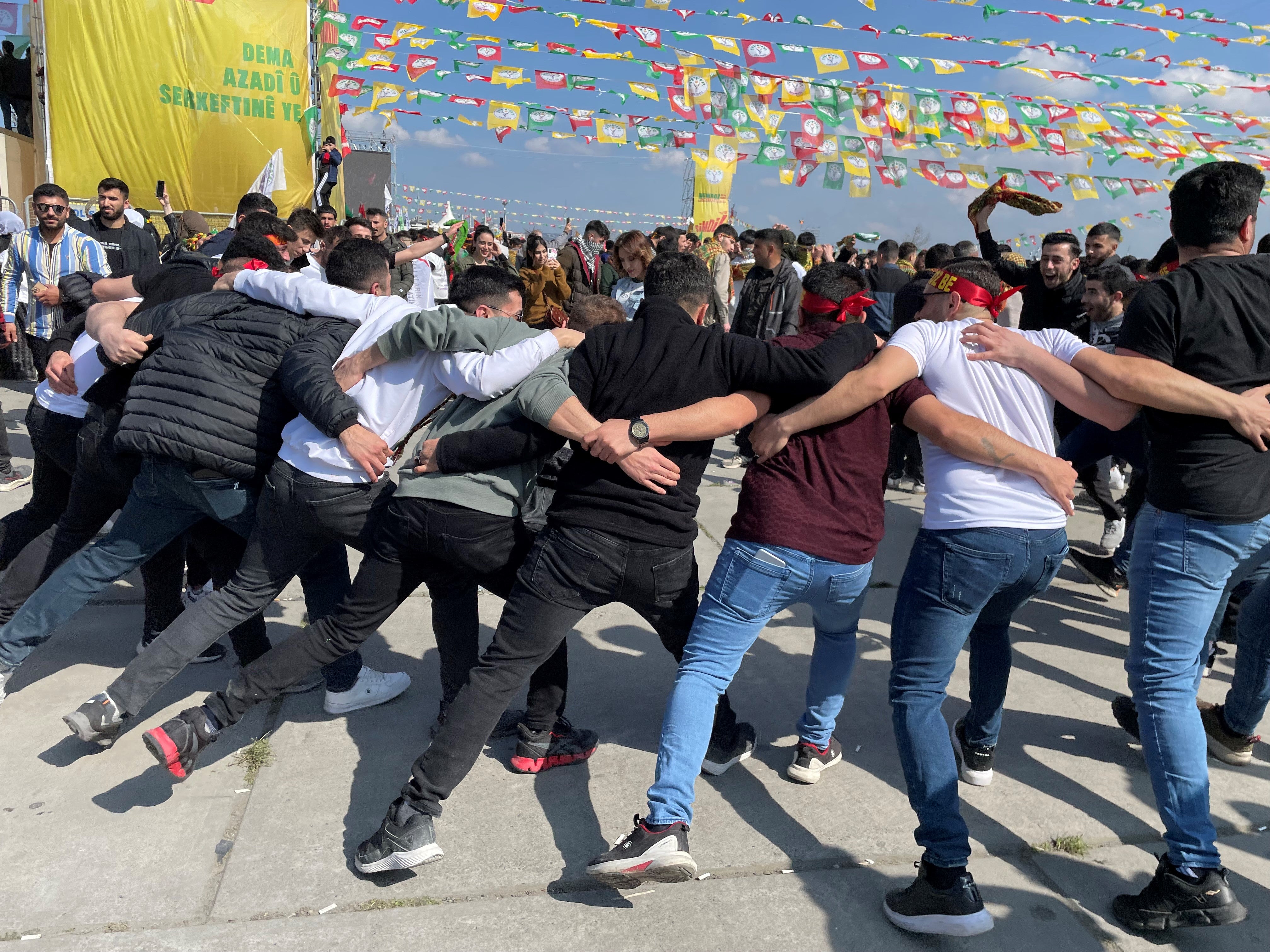 17 Mart 2024 İstanbul Newroz kutlamalarında insanlar halay çekiyor.