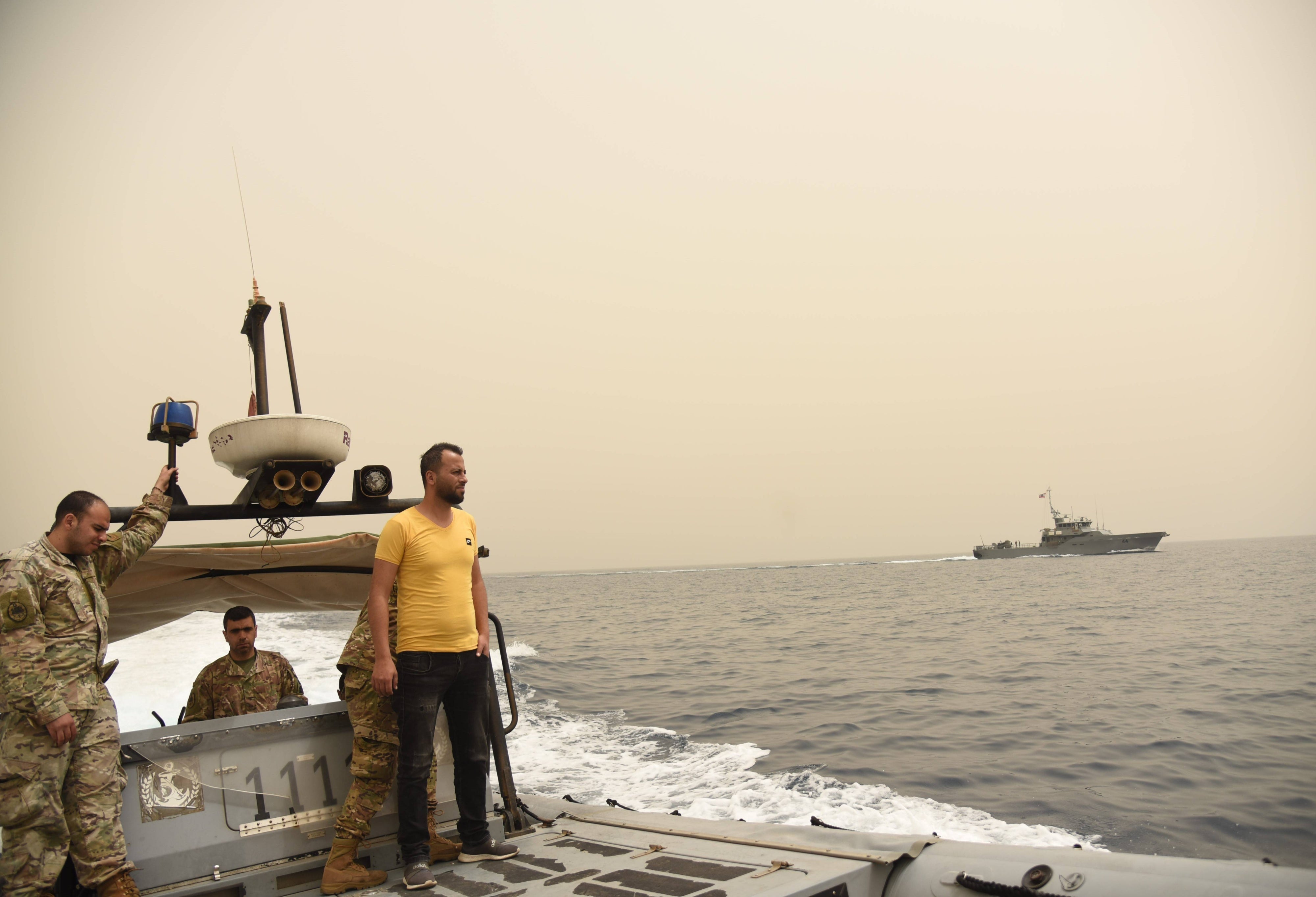 قوارب الجيش اللبناني تبحث عن ناجين في البحر في 24 أبريل/نيسان 2022، بعد غرق قارب مهاجرين في المياه قبالة مدينة طرابلس شمال لبنان. © 2022 شين نوفيل/سيبا/شاترستوك