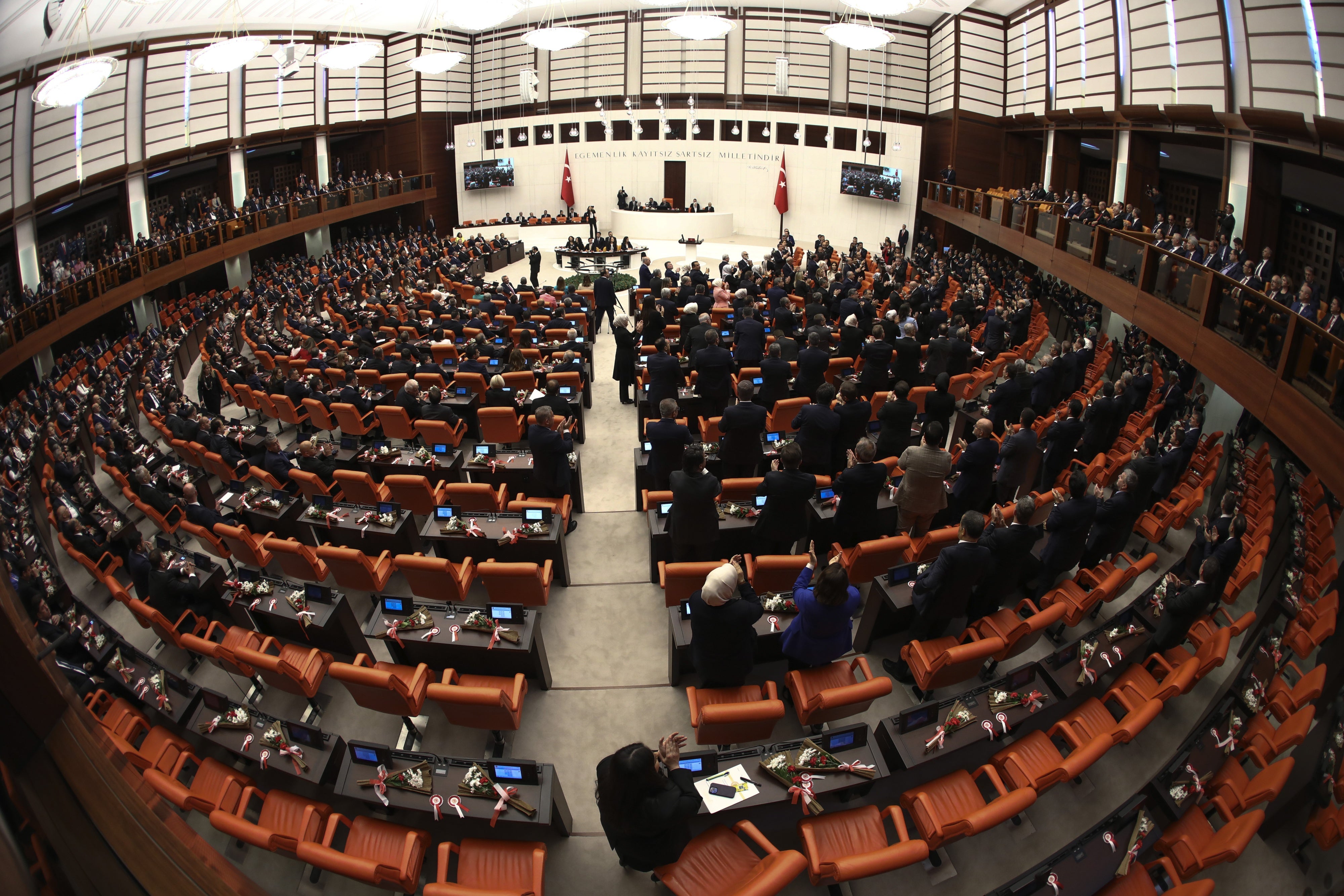 Des députés turcs assistaient à une session parlementaire à la Grande Assemblée nationale de Turquie (parlement monocaméral) à Ankara, le 2 juin 2023. 