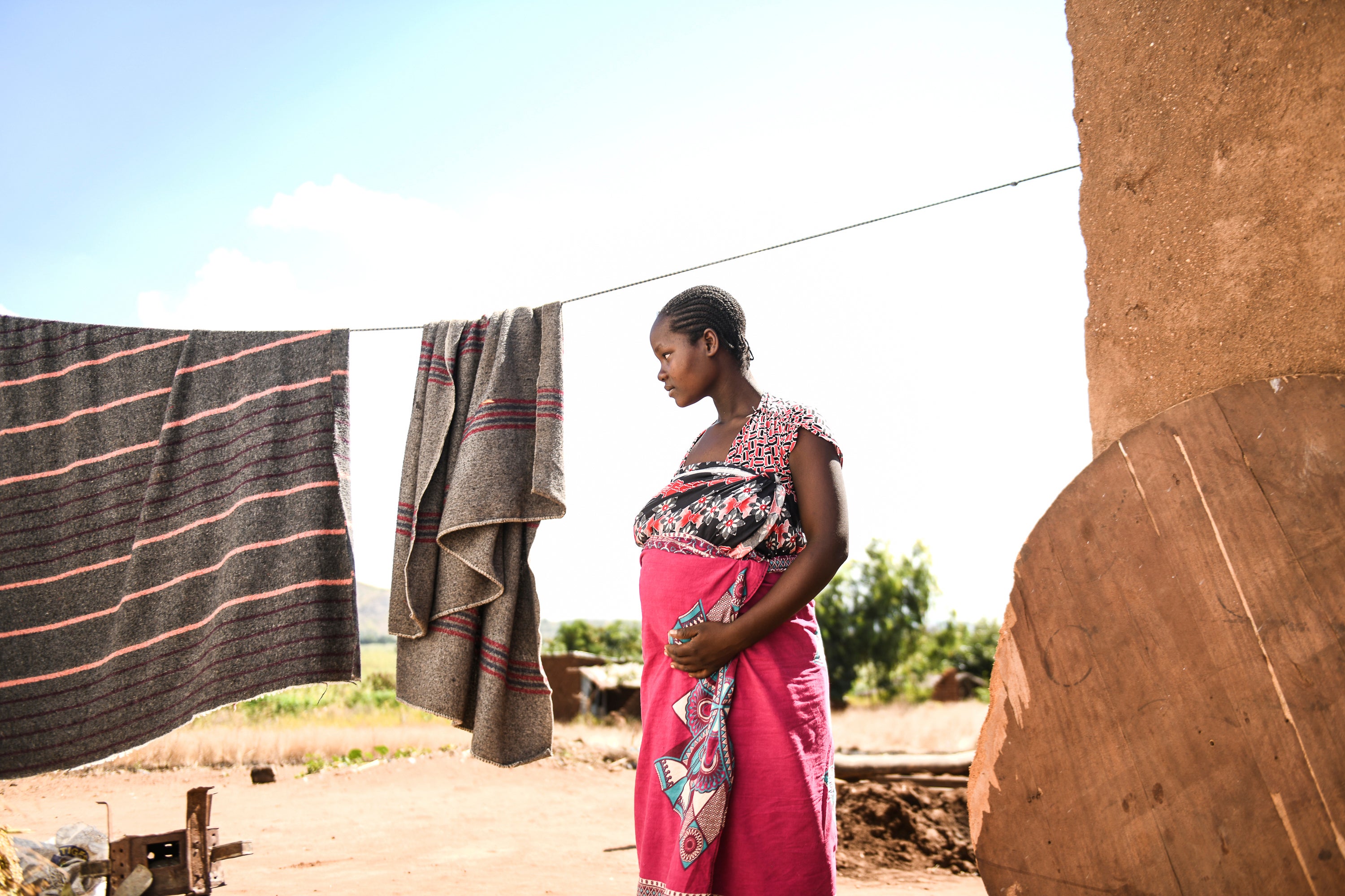 Une jeune femme enceinte s’apprêtait à rencontrer une sage-femme traditionnelle dans son domicile située dans le village de Simika (district de Chiradzulu), dans le sud du Malawi, en 2021.
