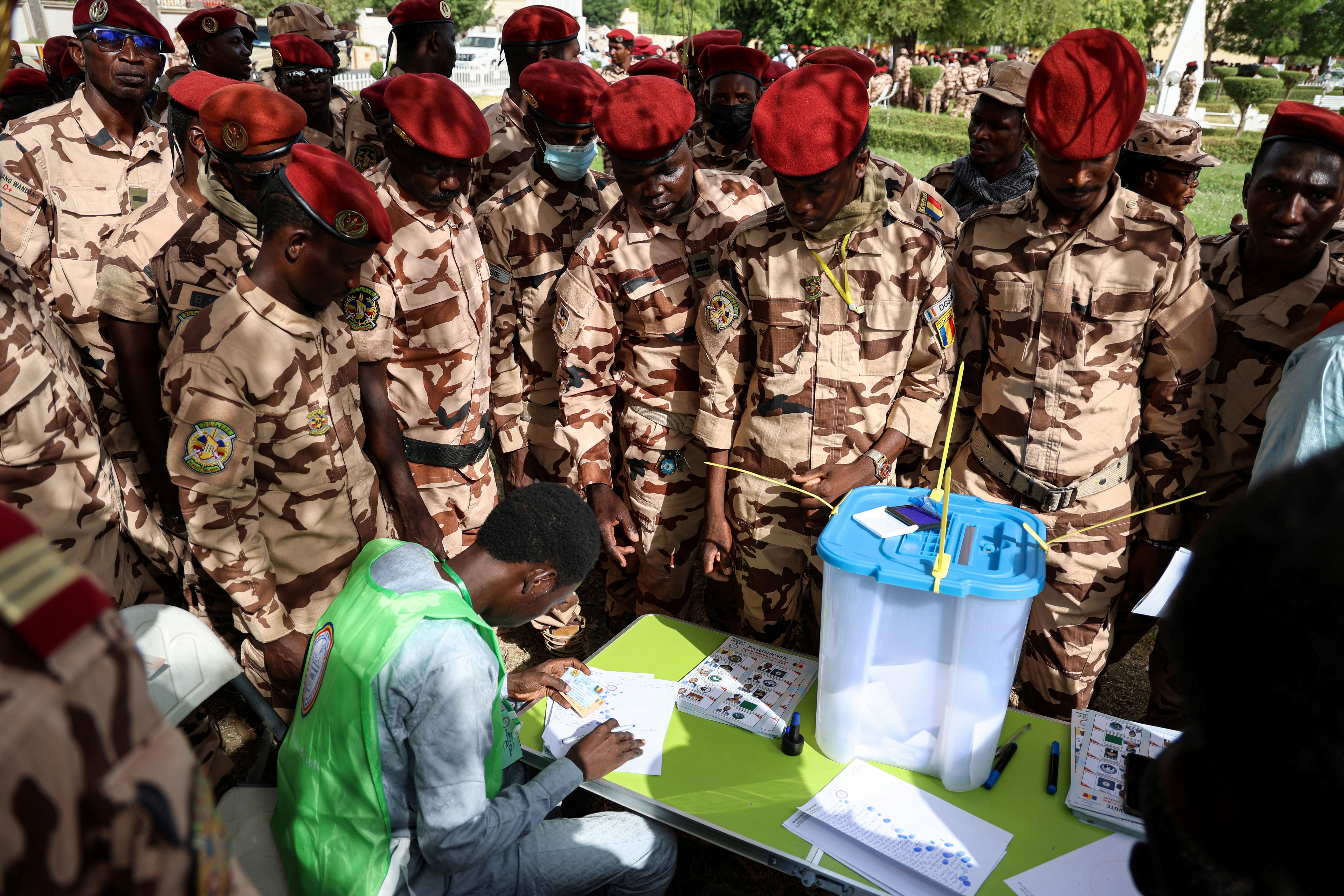 Des soldats tchadiens attendent pour déposer leur bulletin de vote lors des élections présidentielles, à N'Djamena, au Tchad, le 5 mai 2024. 