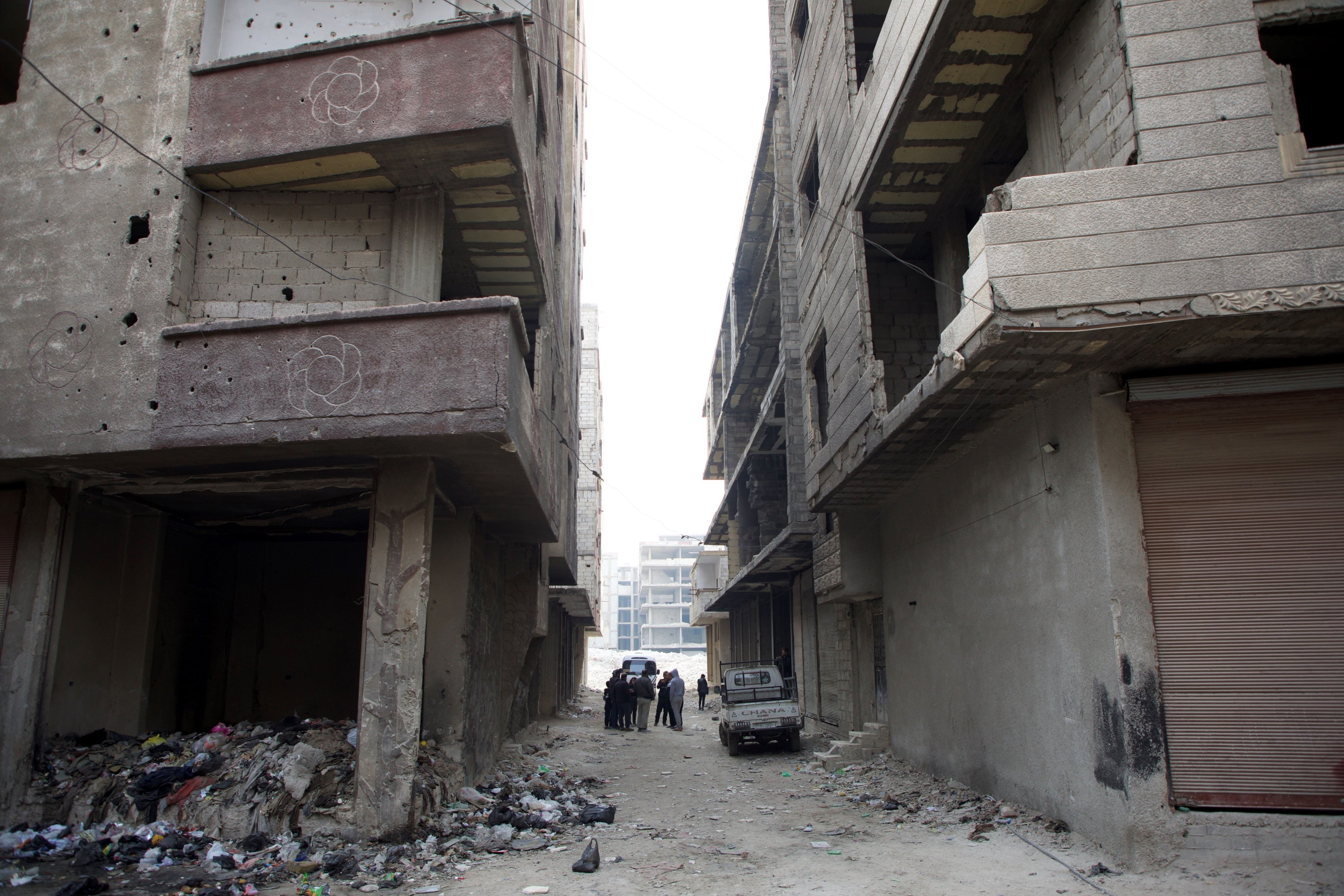 Des chercheurs de Human Rights Watch visitaient le site d’une fosse commune dans le quartier de Tadamon, à Damas, le 11 décembre 2024. 