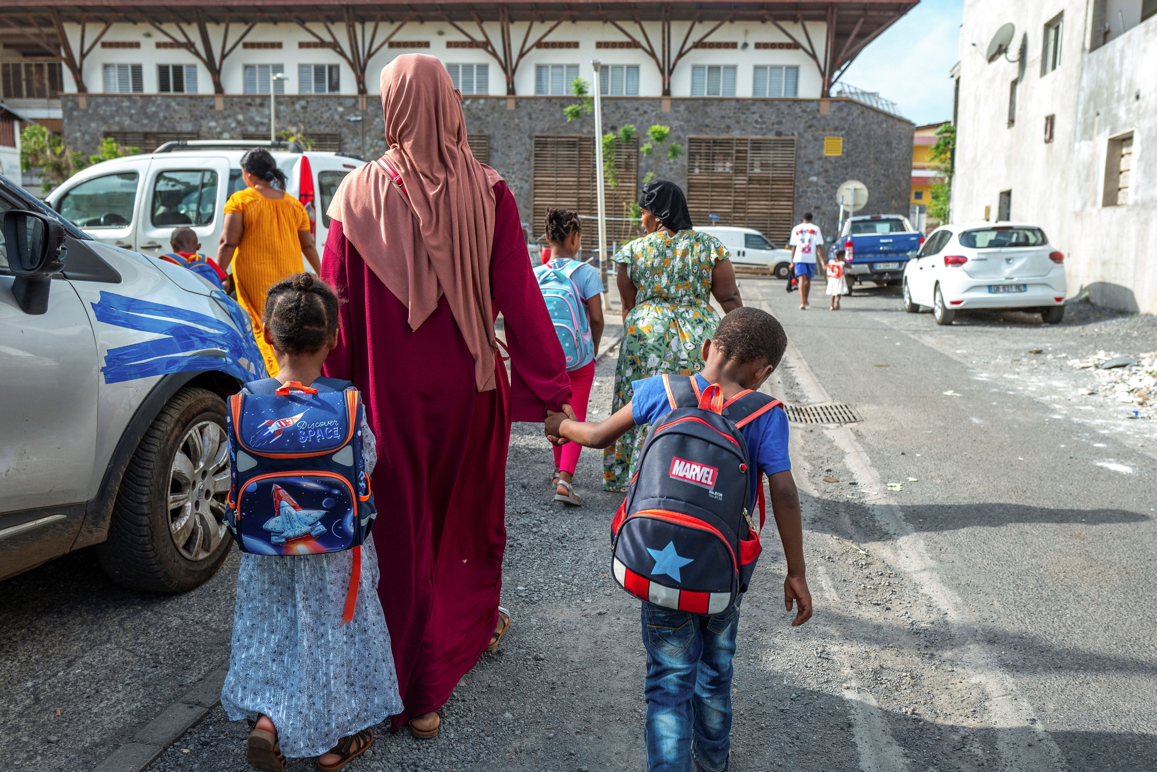 Kinder auf dem Weg zur Schule in Mamoudzou, im französischen Überseedépartement Mayotte in der Region Indischer Ozean, am 27. Januar 2025.