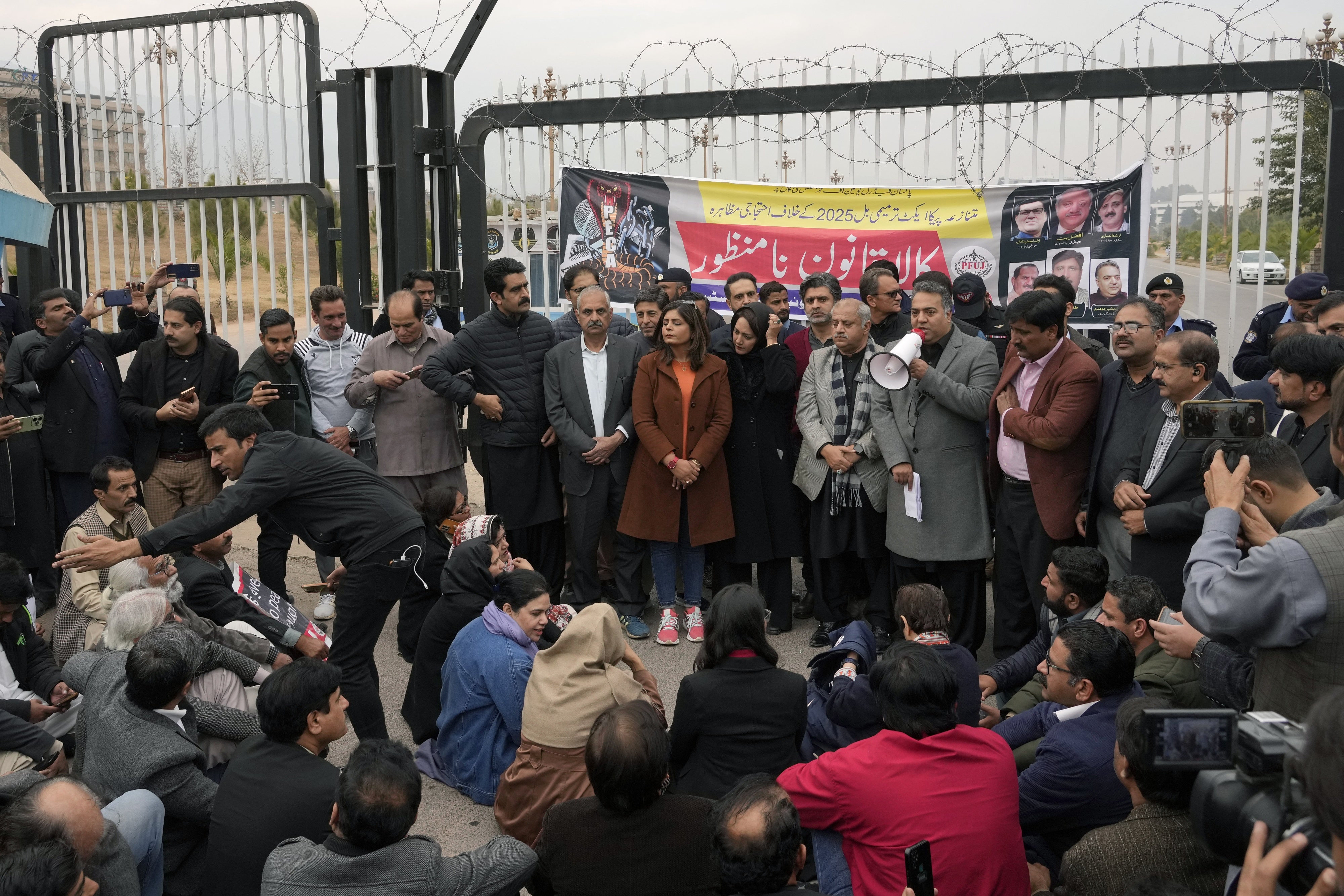 Des journalistes pakistanais manifestaient contre un amendement à la loi sur la cybercriminalité, comportant diverses dispositions portant atteinte à la liberté d’expression, à Islamabad, le 28 janvier 2025. 