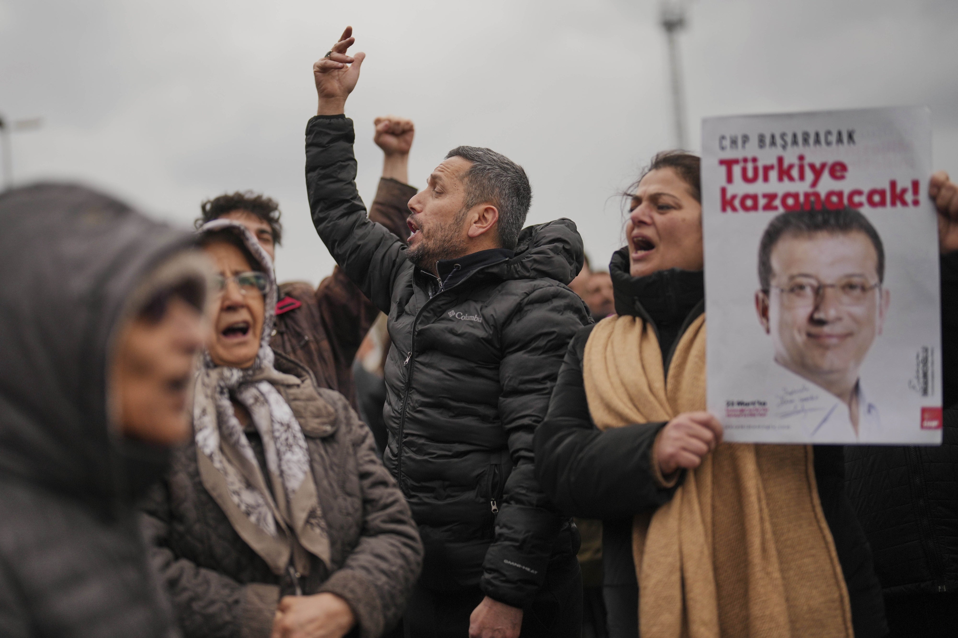 Des manifestants turcs protestaient à Istanbul contre l’arrestation d’Ekrem İmamoğlu, maire de cette ville et opposant politique au président Recep Tayyip Erdoğan, le 19 mars 2025.