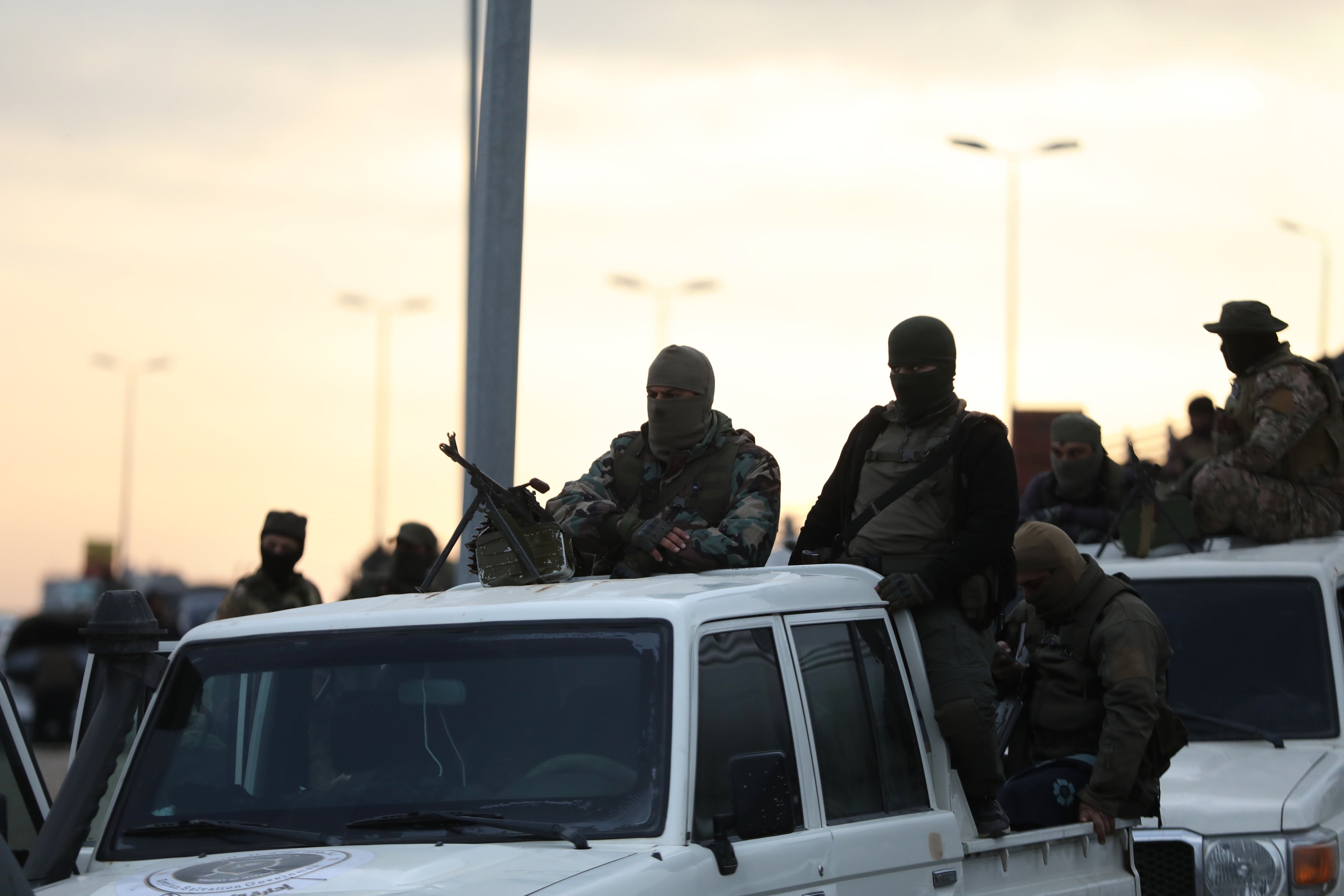 مقاتلون تابعون للحكومة السورية الجديدة يستقلون شاحنات في طرطوس، سوريا ، 7 مارس/آذار 2025.