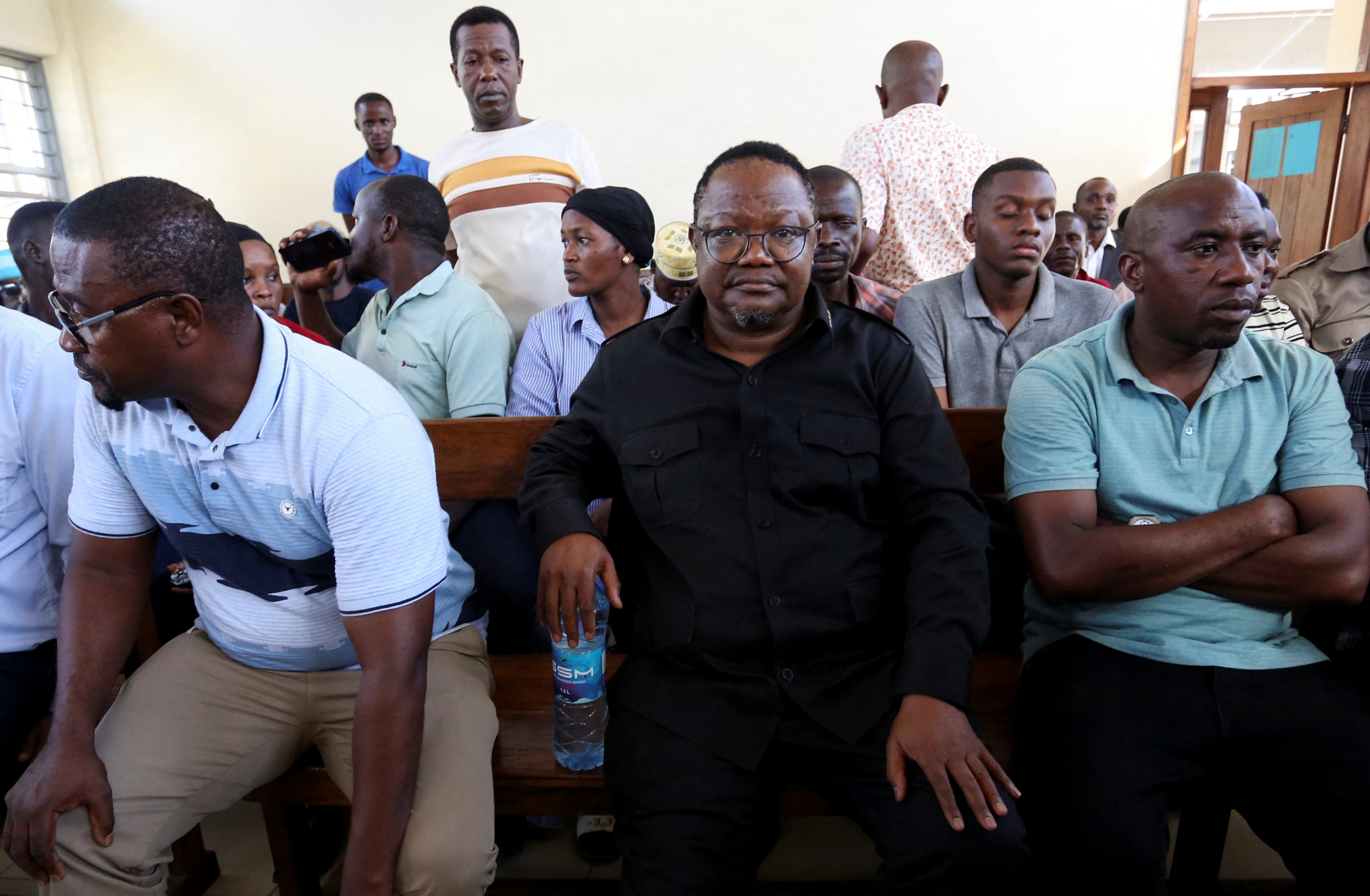 Le leader de l'opposition tanzanienne Tundu Lissu, chef du parti Chadema, s’apprêtait à comparaître devant un juge au Tribunal d'instance de Kisutu à Dar es Salaam, en Tanzanie, le 10 avril 2025, peu après son arrestation quelques heures auparavant. 