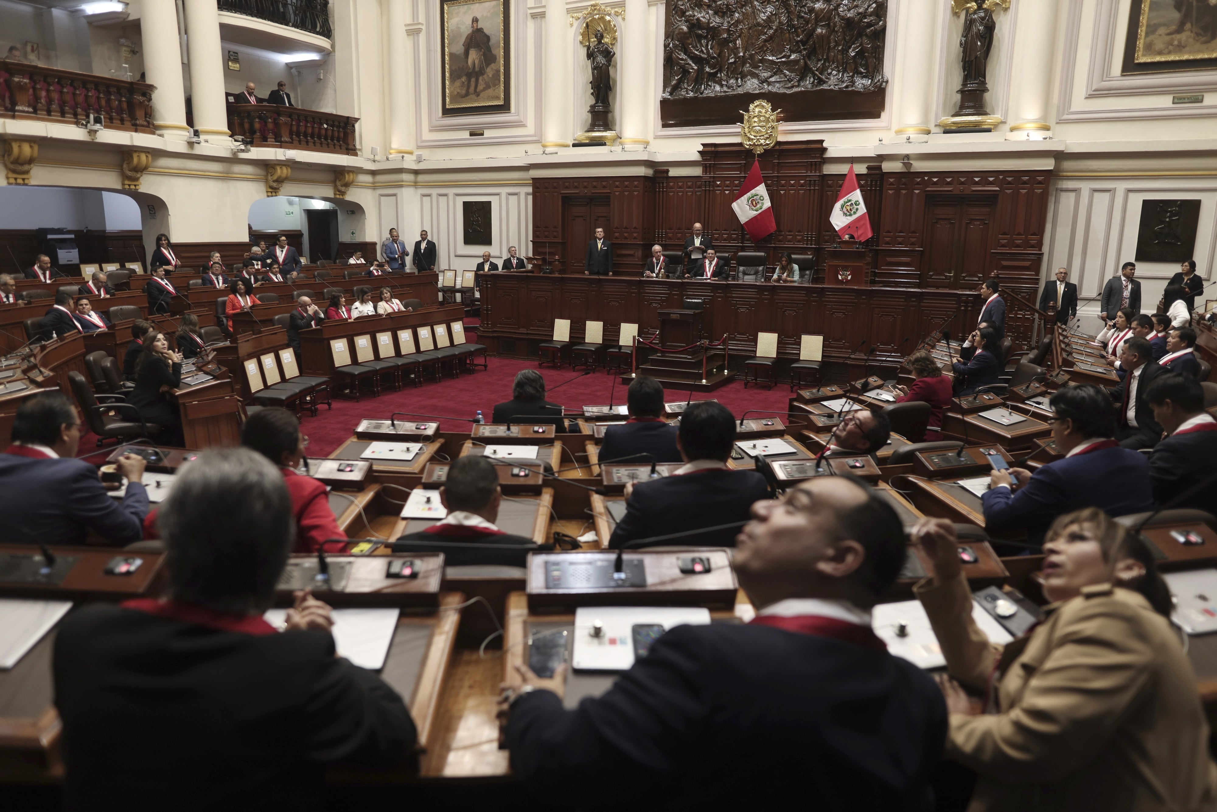 Los legisladores se encuentran en el interior del Congreso mientras esperan la llegada de la presidenta peruana Dina Boluarte, en Lima, Perú, el 28 de julio de 2023. 