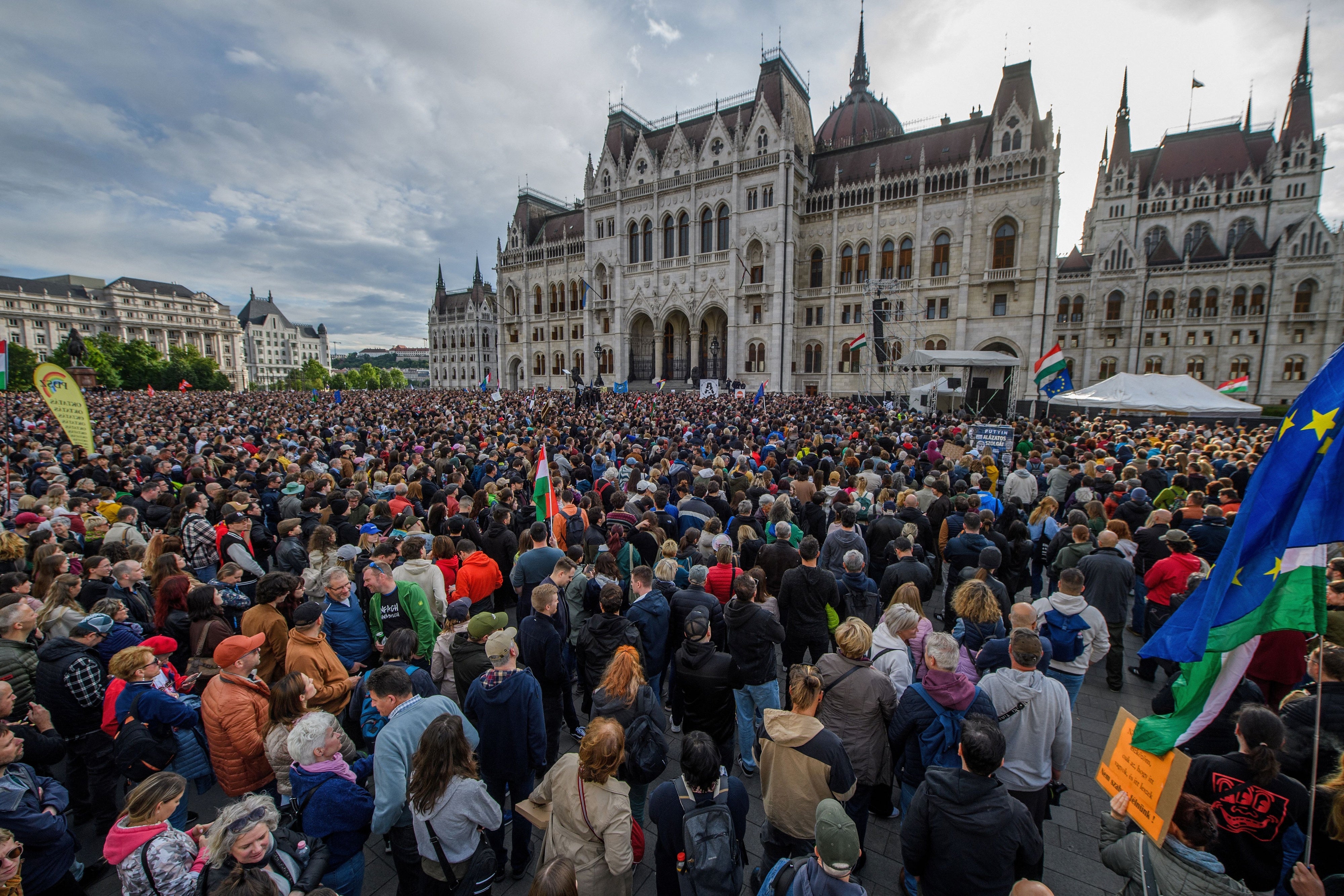 Demonstrierende protestieren vor dem Parlament in Budapest gegen einen Gesetzentwurf, der die Regierung ermächtigt, zivilgesellschaftliche Gruppen und Medien zu sanktionieren, die als Bedrohung für die Souveränität Ungarns gelten, 18. Mai 2025.