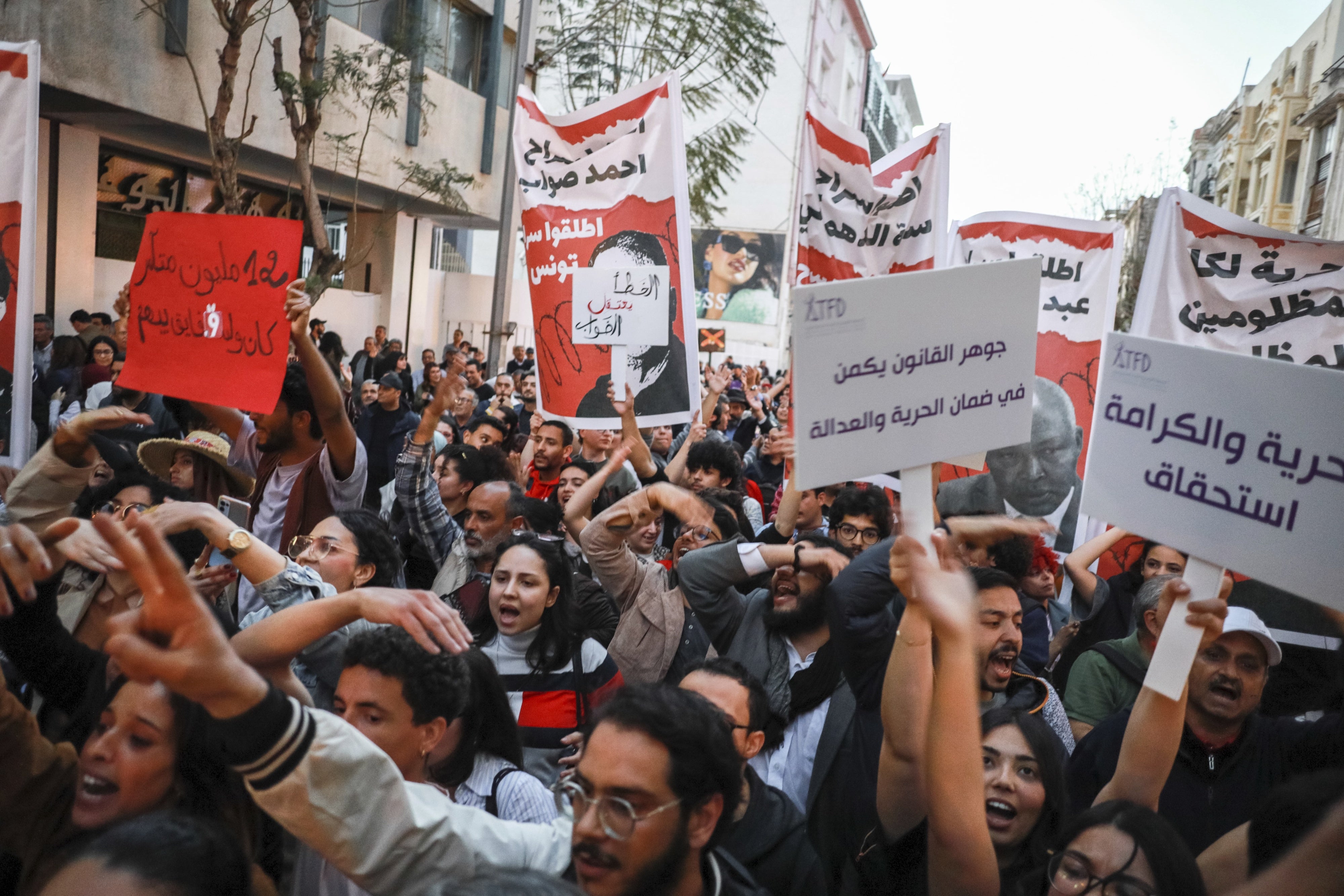 Des manifestants protestaient contre la détention d'Ahmed Souab, lors d’un rassemblement à Tunis, en Tunisie, le 25 avril 2025.