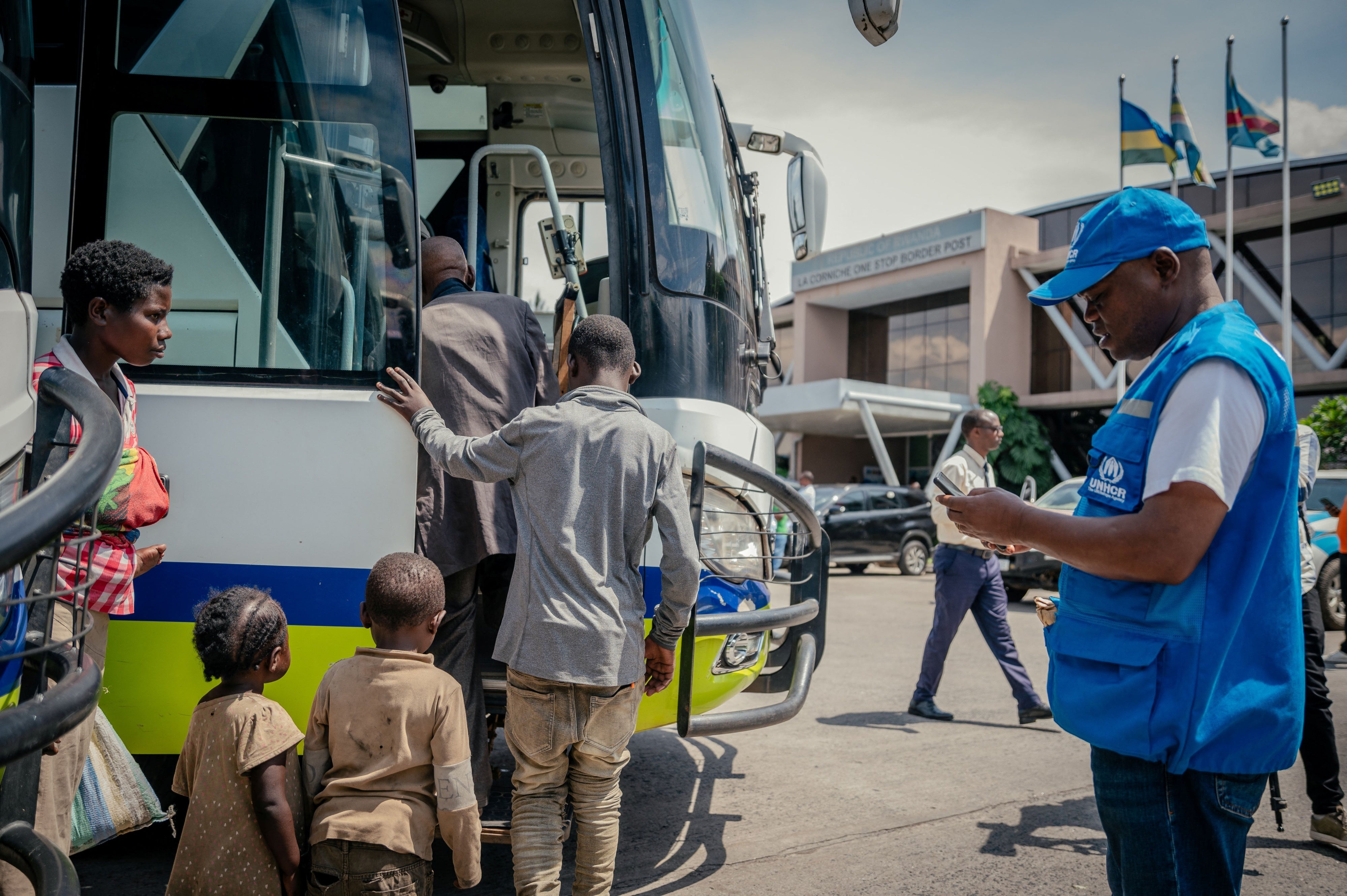 Des personnes déplacées montent dans un bus.