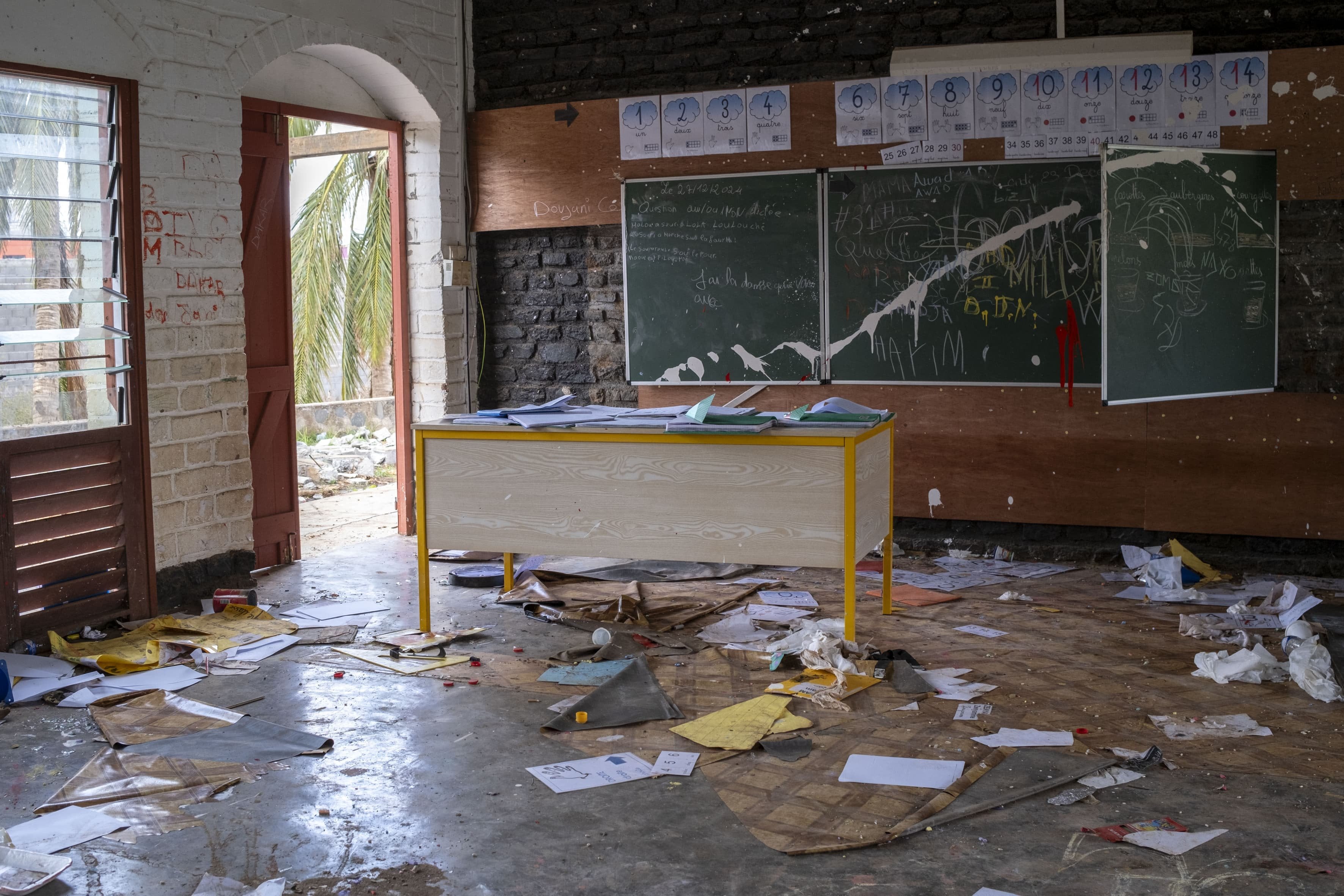 Eine nach dem Zyklon Chido zerstörte Grundschule in Doujani, Mayotte, 27. Dezember 2024.