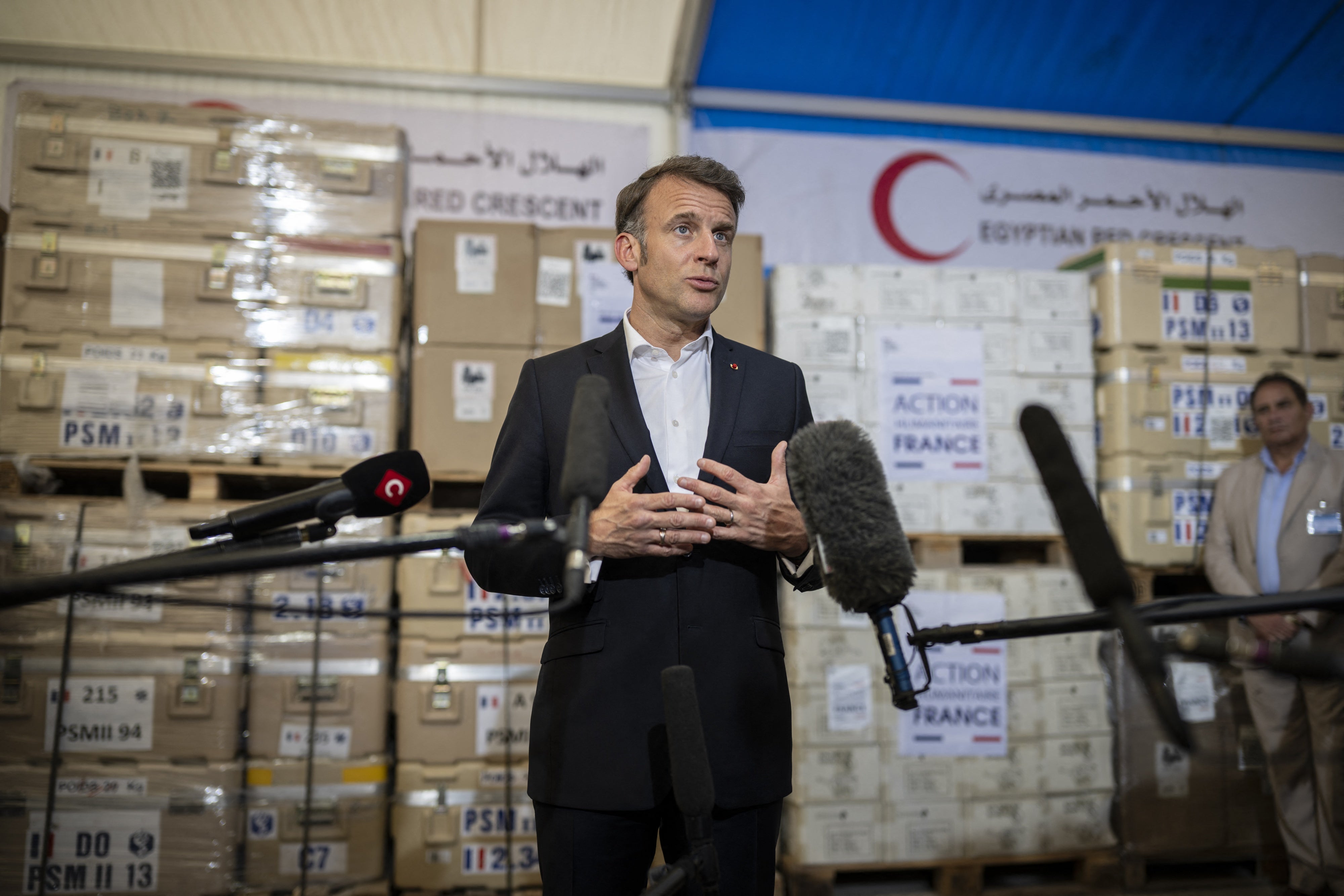 Le président français Emmanuel Macron s'adresse aux médias lors d'une visite dans les entrepôts du Croissant-Rouge égyptien où est stockée l'aide humanitaire destinée à Gaza, dans la ville frontalière d'El-Arish, en Égypte, le 8 avril 2025.